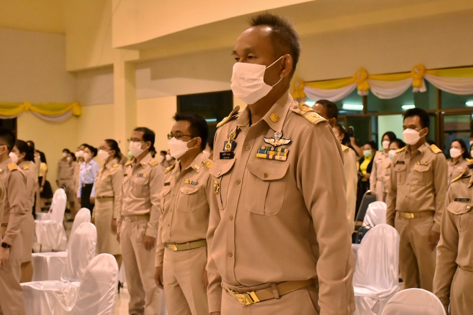 พช.มหาสารคาม ร่วมพิธีวางพานพุ่มดอกไม้สดถวายราชสักการะ เนื่องในวันพระบิดาแห่งฝนหลวง ประจำปี 2565