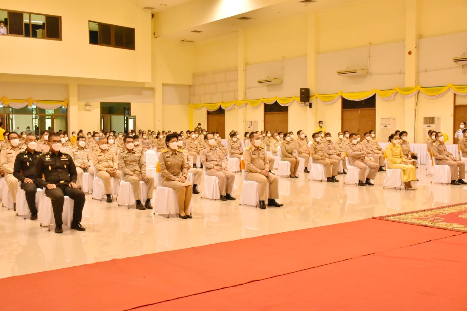 พช.มหาสารคาม ร่วมพิธีวางพานพุ่มดอกไม้สดถวายราชสักการะ เนื่องในวันพระบิดาแห่งฝนหลวง ประจำปี 2565
