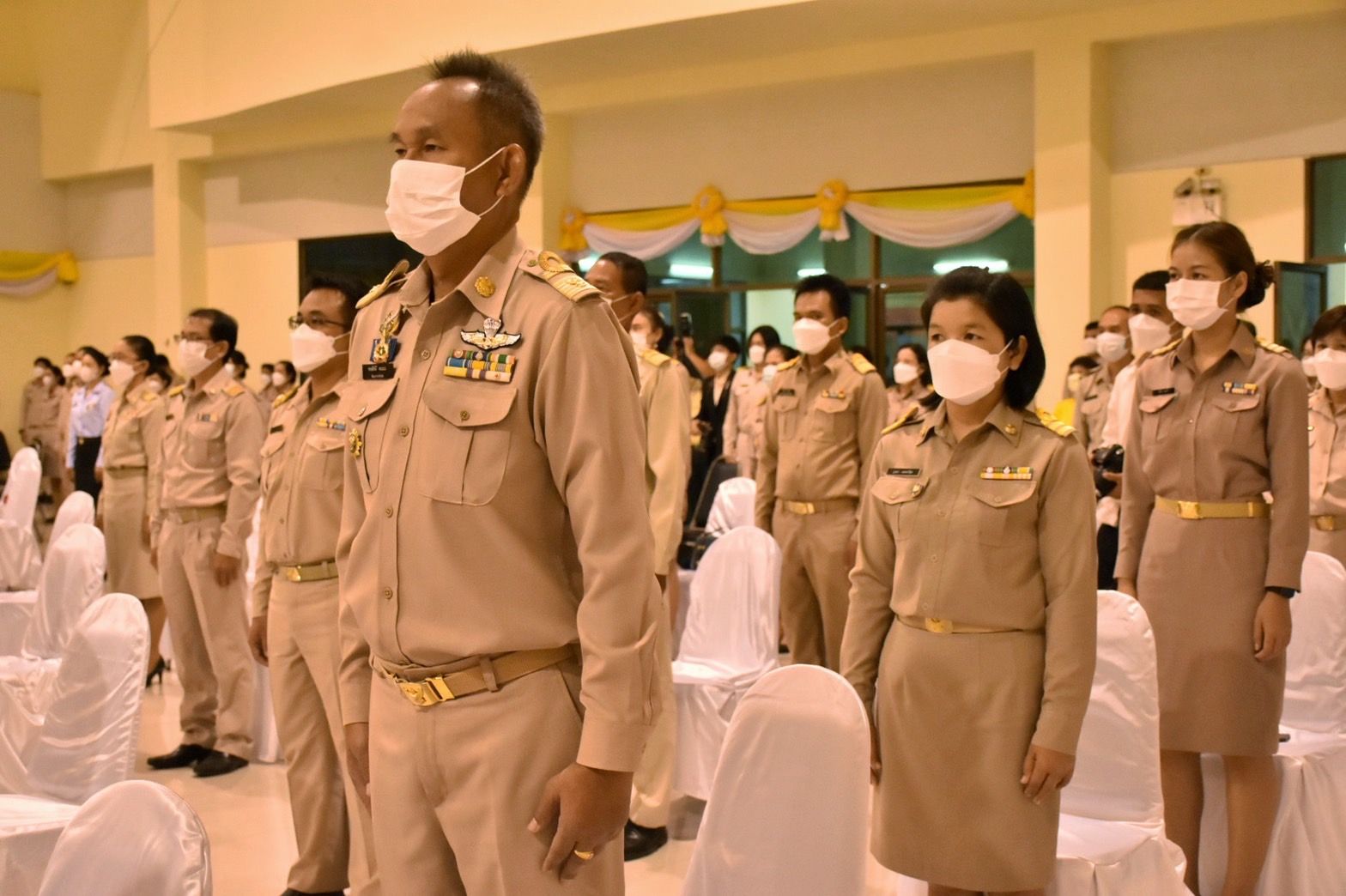 พช.มหาสารคาม ร่วมพิธีวางพานพุ่มดอกไม้สดถวายราชสักการะ เนื่องในวันพระบิดาแห่งฝนหลวง ประจำปี 2565