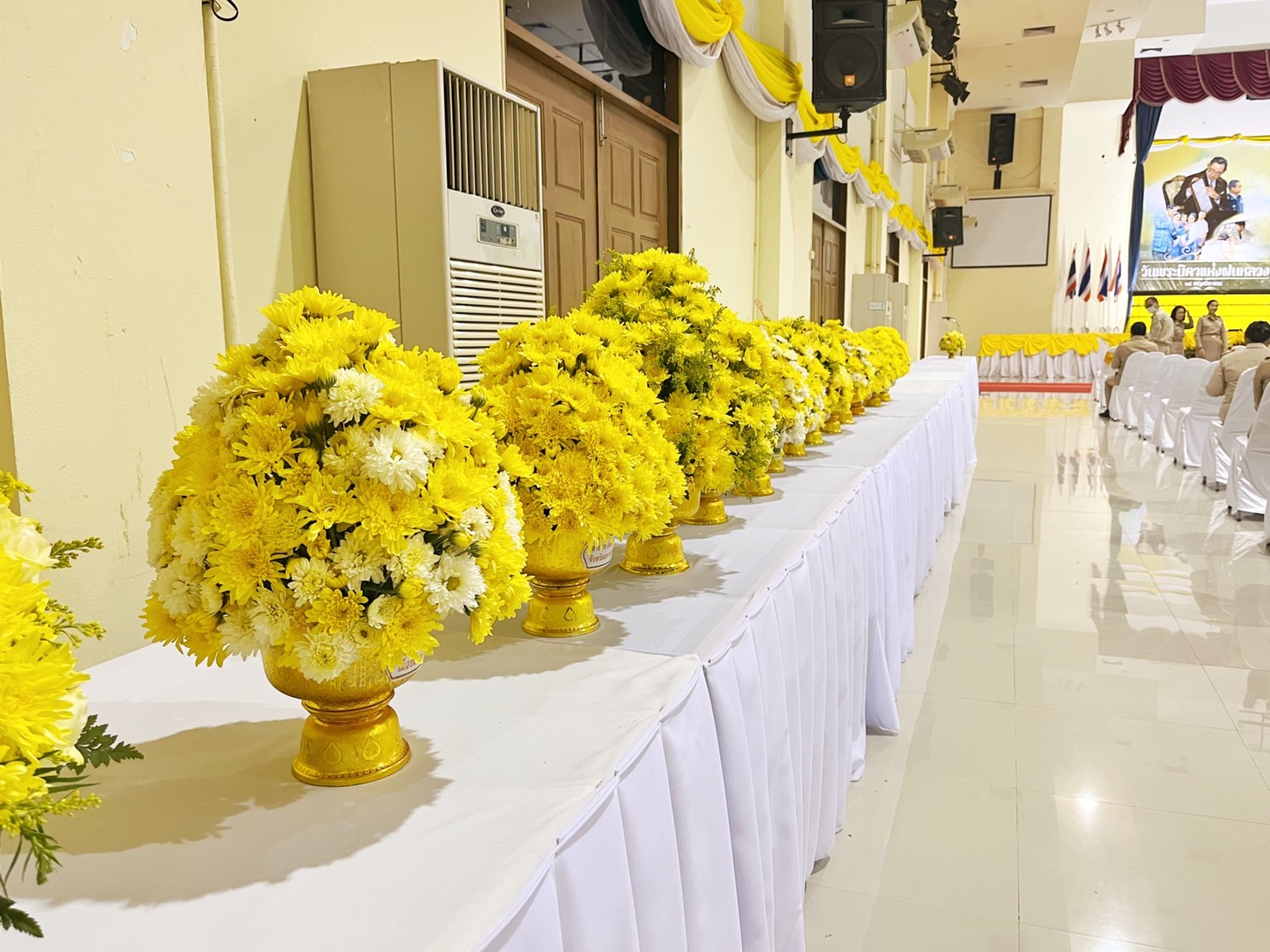 พช.มหาสารคาม ร่วมพิธีวางพานพุ่มดอกไม้สดถวายราชสักการะ เนื่องในวันพระบิดาแห่งฝนหลวง ประจำปี 2565