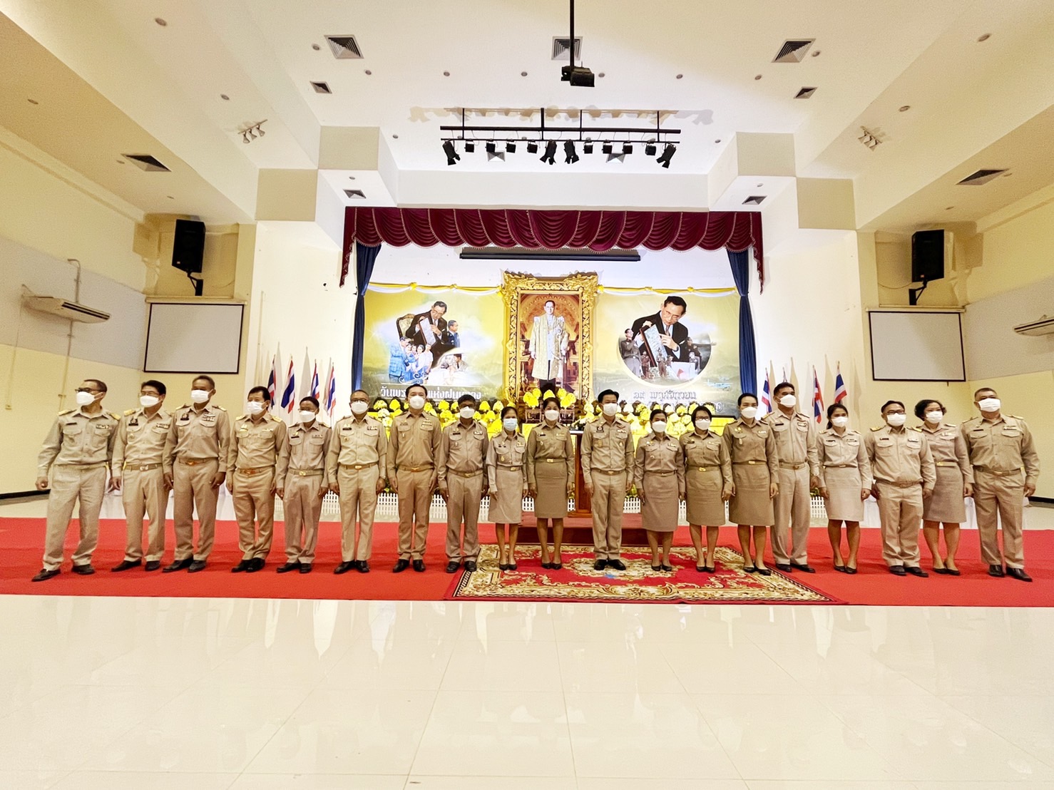 พช.มหาสารคาม ร่วมพิธีวางพานพุ่มดอกไม้สดถวายราชสักการะ เนื่องในวันพระบิดาแห่งฝนหลวง ประจำปี 2565