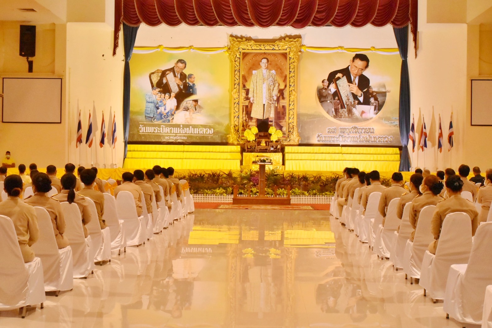 พช.มหาสารคาม ร่วมพิธีวางพานพุ่มดอกไม้สดถวายราชสักการะ เนื่องในวันพระบิดาแห่งฝนหลวง ประจำปี 2565