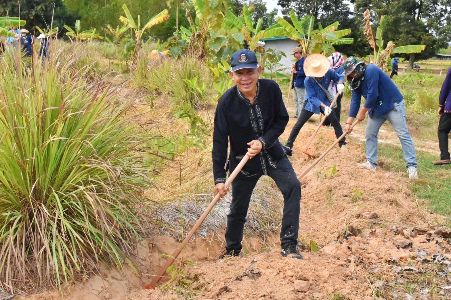 พช.มหาสารคาม ผนึกกำลังเครือข่าย “โคก หนอง นา พัฒนาชุมชน” จังหวัดมหาสารคาม จัดกิจกรรม “เอามื้อสามัคคี” แปลง CLM ศูนย์เรียนรู้ชุมชนต้นแบบการพัฒนาคุณภาพชีวิต โคก หนอง นา พัฒนาชุมชน ตำบลหนองเม็ก อำเภอนาเชือก จังหวัดมหาสารคาม