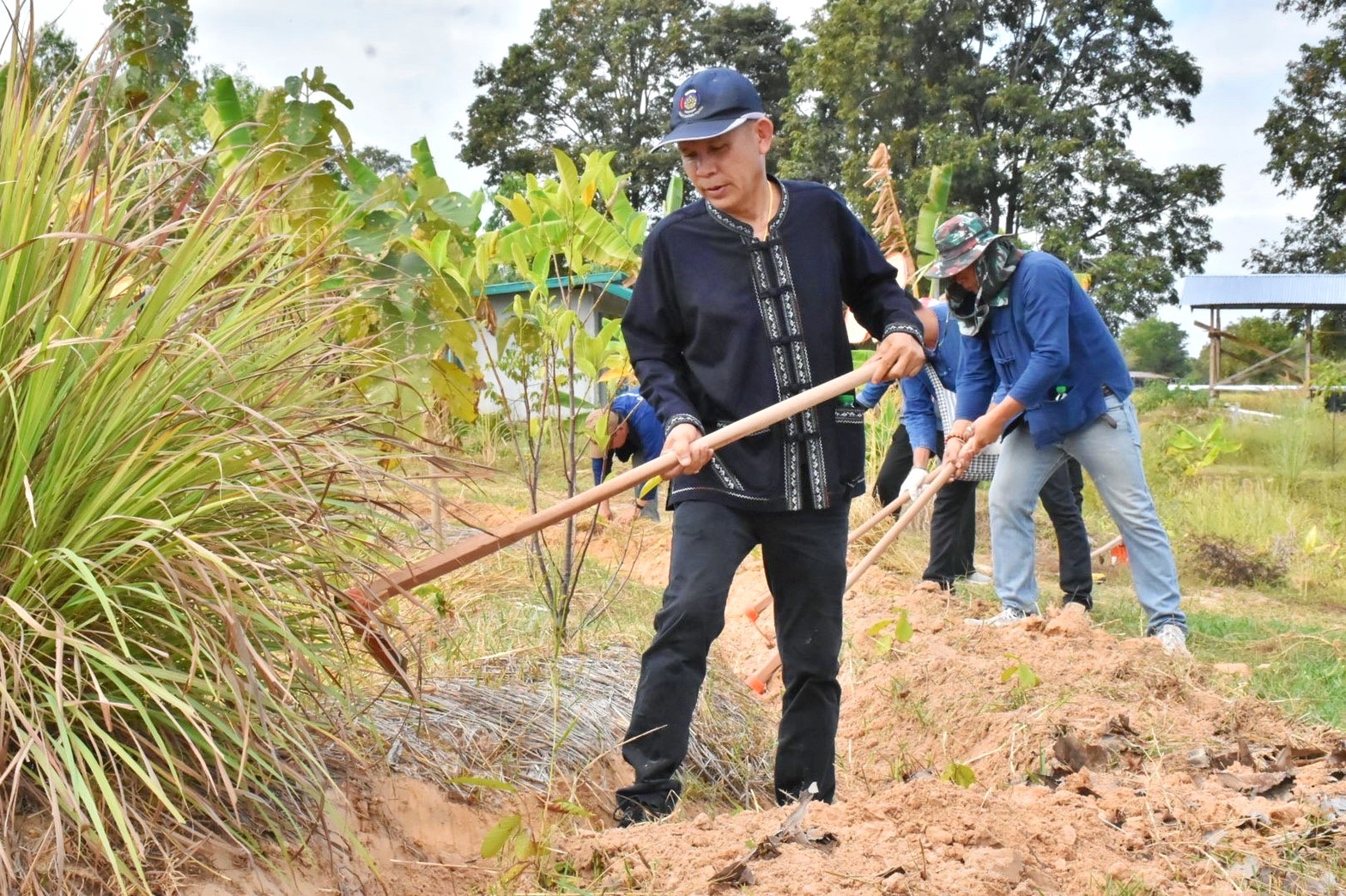 พช.มหาสารคาม ผนึกกำลังเครือข่าย “โคก หนอง นา พัฒนาชุมชน” จังหวัดมหาสารคาม จัดกิจกรรม “เอามื้อสามัคคี” แปลง CLM ศูนย์เรียนรู้ชุมชนต้นแบบการพัฒนาคุณภาพชีวิต โคก หนอง นา พัฒนาชุมชน ตำบลหนองเม็ก อำเภอนาเชือก จังหวัดมหาสารคาม