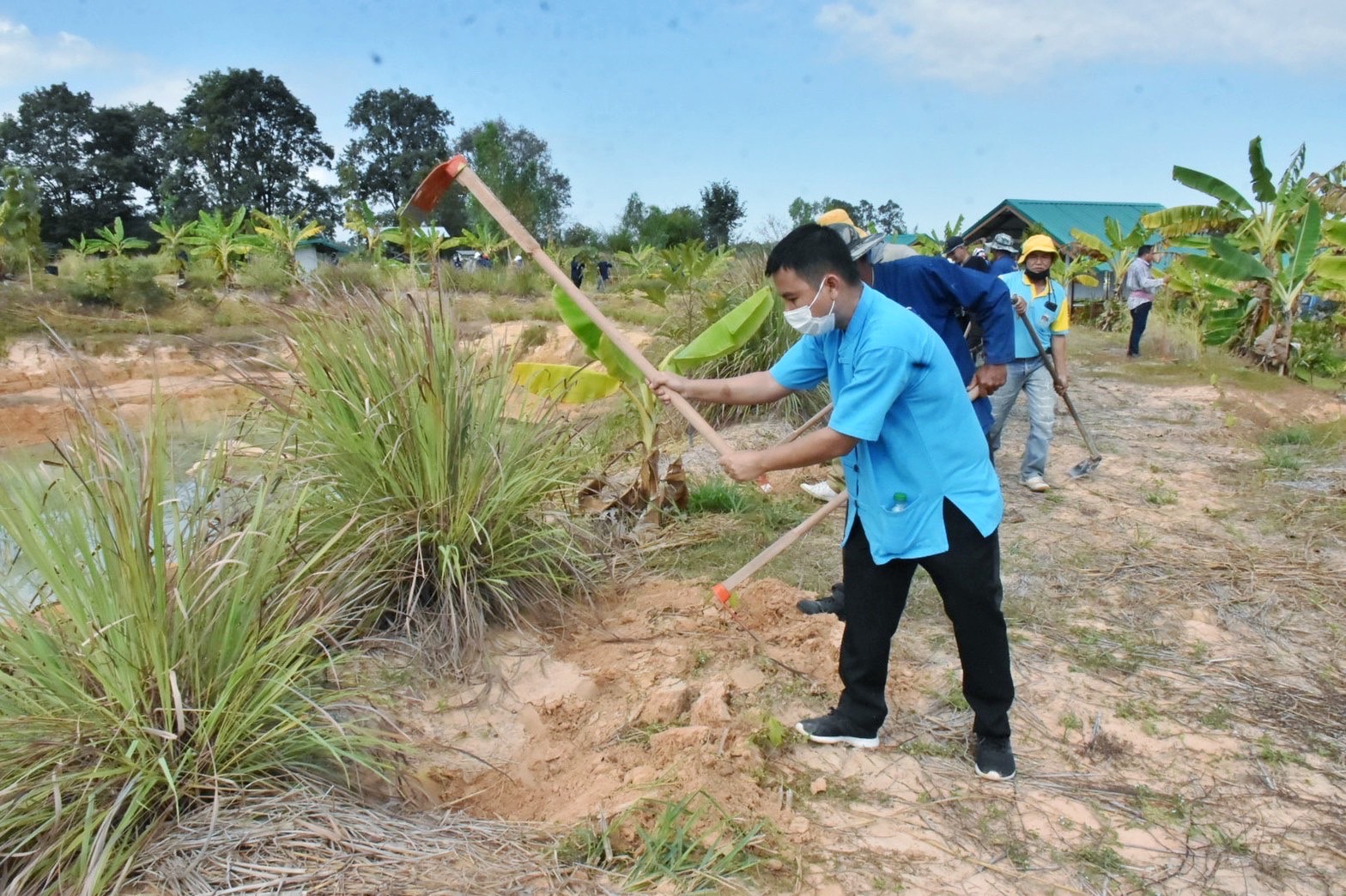 พช.มหาสารคาม ผนึกกำลังเครือข่าย “โคก หนอง นา พัฒนาชุมชน” จังหวัดมหาสารคาม จัดกิจกรรม “เอามื้อสามัคคี” แปลง CLM ศูนย์เรียนรู้ชุมชนต้นแบบการพัฒนาคุณภาพชีวิต โคก หนอง นา พัฒนาชุมชน ตำบลหนองเม็ก อำเภอนาเชือก จังหวัดมหาสารคาม
