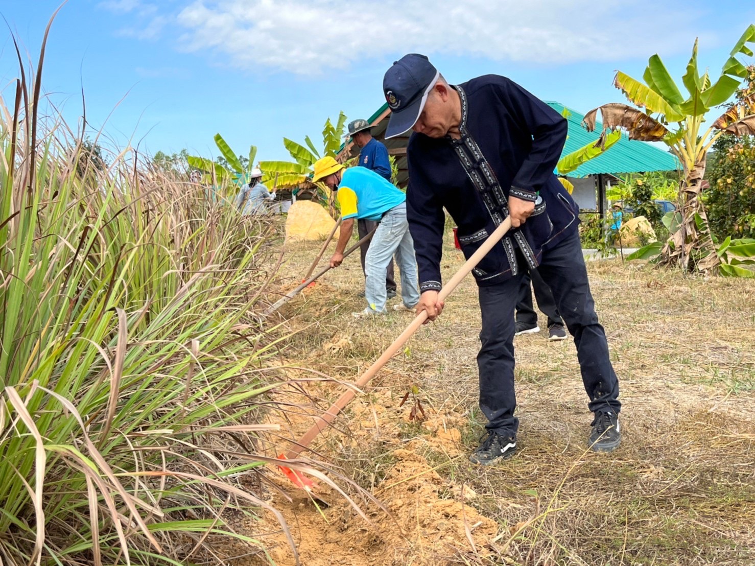 พช.มหาสารคาม ผนึกกำลังเครือข่าย “โคก หนอง นา พัฒนาชุมชน” จังหวัดมหาสารคาม จัดกิจกรรม “เอามื้อสามัคคี” แปลง CLM ศูนย์เรียนรู้ชุมชนต้นแบบการพัฒนาคุณภาพชีวิต โคก หนอง นา พัฒนาชุมชน ตำบลหนองเม็ก อำเภอนาเชือก จังหวัดมหาสารคาม