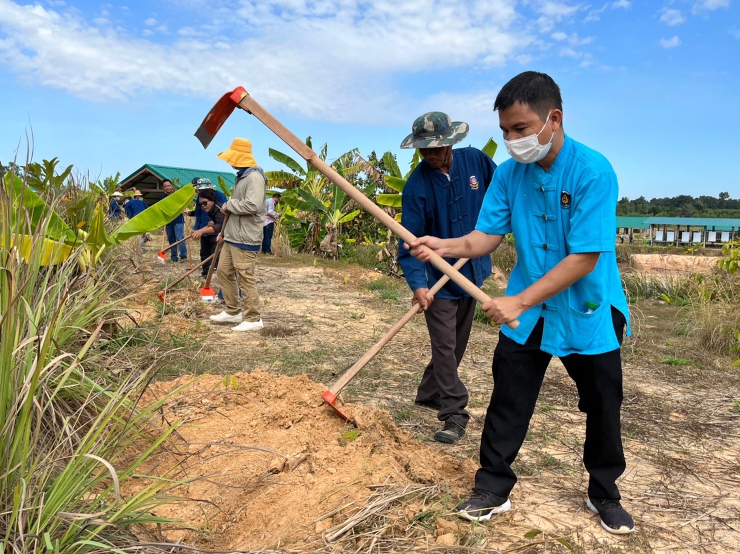พช.มหาสารคาม ผนึกกำลังเครือข่าย “โคก หนอง นา พัฒนาชุมชน” จังหวัดมหาสารคาม จัดกิจกรรม “เอามื้อสามัคคี” แปลง CLM ศูนย์เรียนรู้ชุมชนต้นแบบการพัฒนาคุณภาพชีวิต โคก หนอง นา พัฒนาชุมชน ตำบลหนองเม็ก อำเภอนาเชือก จังหวัดมหาสารคาม