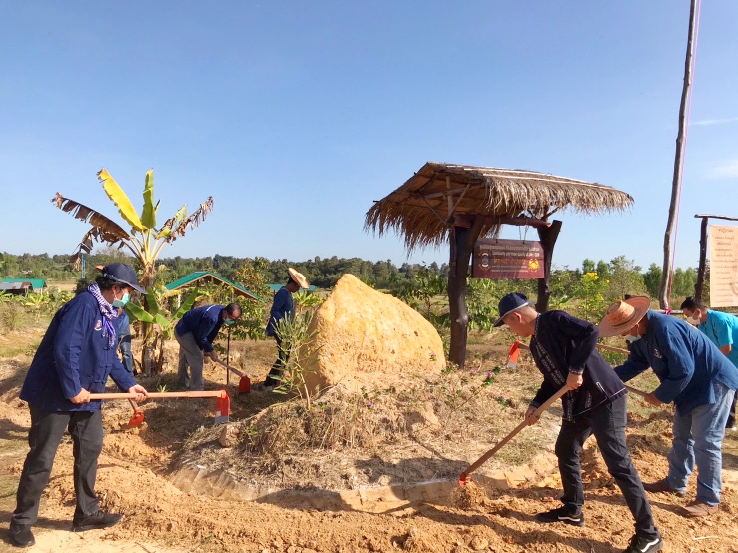 พช.มหาสารคาม ผนึกกำลังเครือข่าย “โคก หนอง นา พัฒนาชุมชน” จังหวัดมหาสารคาม จัดกิจกรรม “เอามื้อสามัคคี” แปลง CLM ศูนย์เรียนรู้ชุมชนต้นแบบการพัฒนาคุณภาพชีวิต โคก หนอง นา พัฒนาชุมชน ตำบลหนองเม็ก อำเภอนาเชือก จังหวัดมหาสารคาม