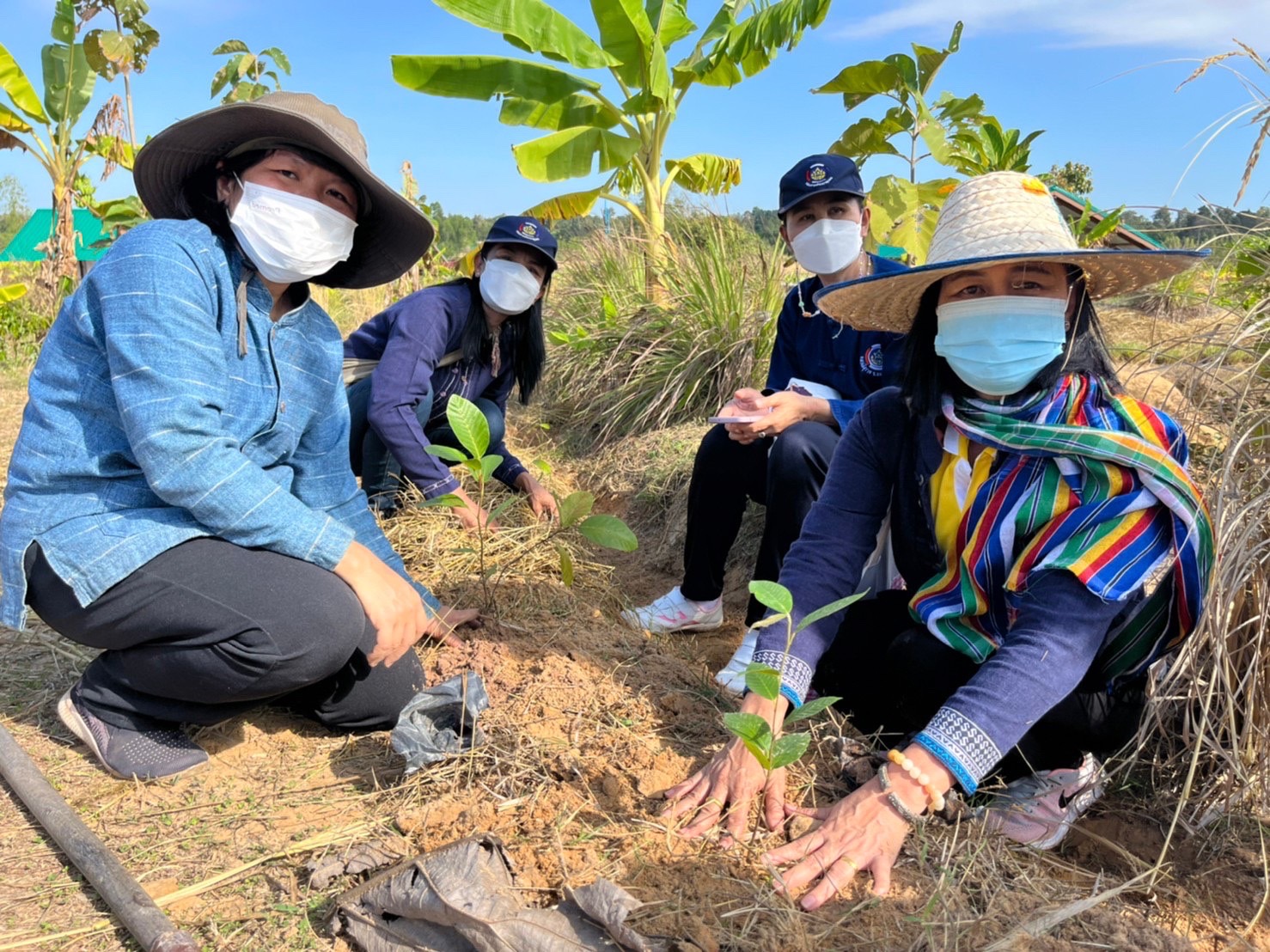 พช.มหาสารคาม ผนึกกำลังเครือข่าย “โคก หนอง นา พัฒนาชุมชน” จังหวัดมหาสารคาม จัดกิจกรรม “เอามื้อสามัคคี” แปลง CLM ศูนย์เรียนรู้ชุมชนต้นแบบการพัฒนาคุณภาพชีวิต โคก หนอง นา พัฒนาชุมชน ตำบลหนองเม็ก อำเภอนาเชือก จังหวัดมหาสารคาม