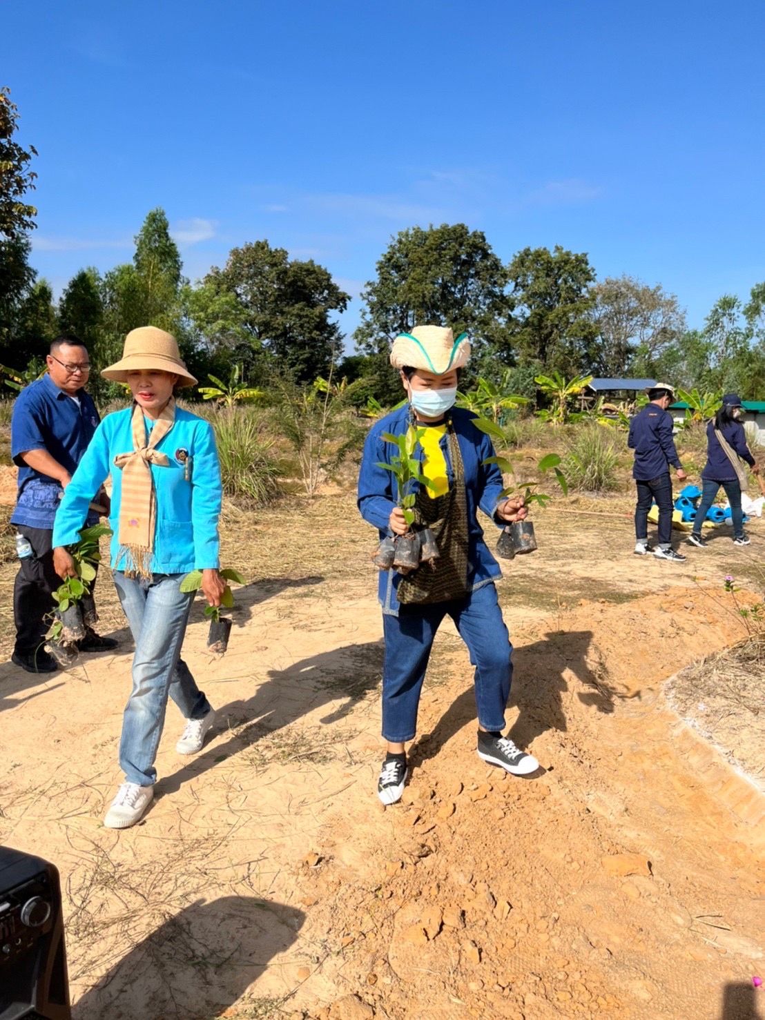 พช.มหาสารคาม ผนึกกำลังเครือข่าย “โคก หนอง นา พัฒนาชุมชน” จังหวัดมหาสารคาม จัดกิจกรรม “เอามื้อสามัคคี” แปลง CLM ศูนย์เรียนรู้ชุมชนต้นแบบการพัฒนาคุณภาพชีวิต โคก หนอง นา พัฒนาชุมชน ตำบลหนองเม็ก อำเภอนาเชือก จังหวัดมหาสารคาม