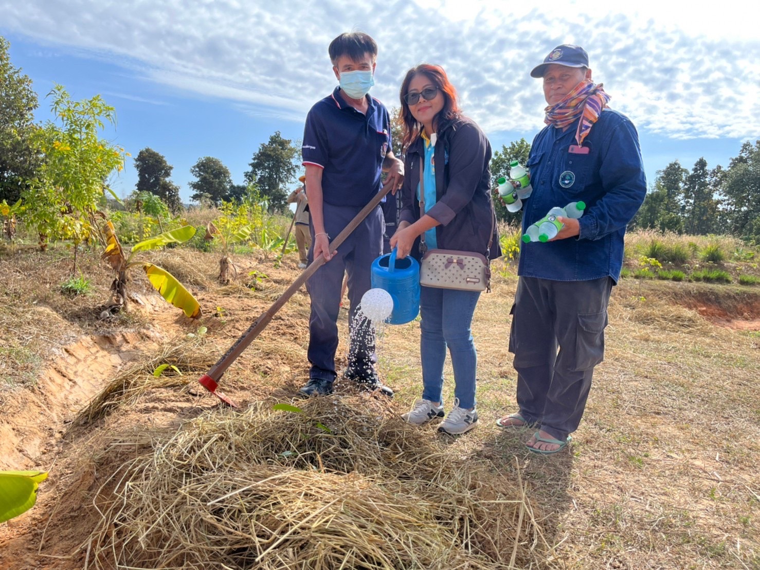 พช.มหาสารคาม ผนึกกำลังเครือข่าย “โคก หนอง นา พัฒนาชุมชน” จังหวัดมหาสารคาม จัดกิจกรรม “เอามื้อสามัคคี” แปลง CLM ศูนย์เรียนรู้ชุมชนต้นแบบการพัฒนาคุณภาพชีวิต โคก หนอง นา พัฒนาชุมชน ตำบลหนองเม็ก อำเภอนาเชือก จังหวัดมหาสารคาม