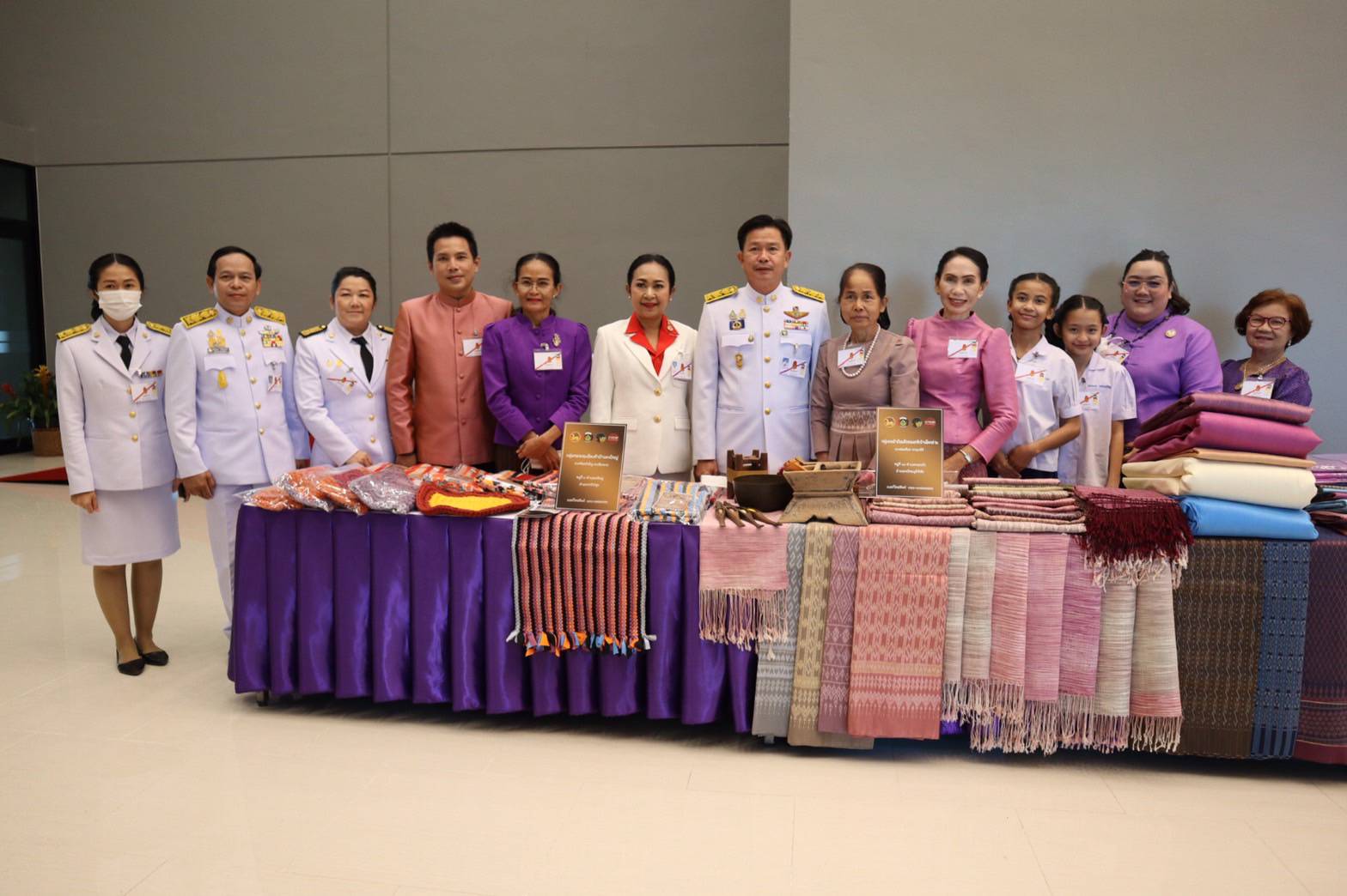 พช.มหาสารคาม พร้อมด้วย กลุ่ม OTOP กลุ่มผลิตภัณฑ์ชุมชนในเขตเทศบาลเมืองมหาสารคาม และโรงเรียนในเขตเทศบาลเมืองมหาสารคาม เฝ้ารับเสด็จ สมเด็จพระกนิษฐาธิราชเจ้า กรมสมเด็จพระเทพรัตนราชสุดา ฯ สยามบรมราชกุมารี พร้อมนำผลิตภัณฑ์ OTOP จัดแสดงในงานพระราชทานปริญญาบัตรแก่ผู้สำเร็จการศึกษาจากมหาวิทยาลัยมหาสารคาม