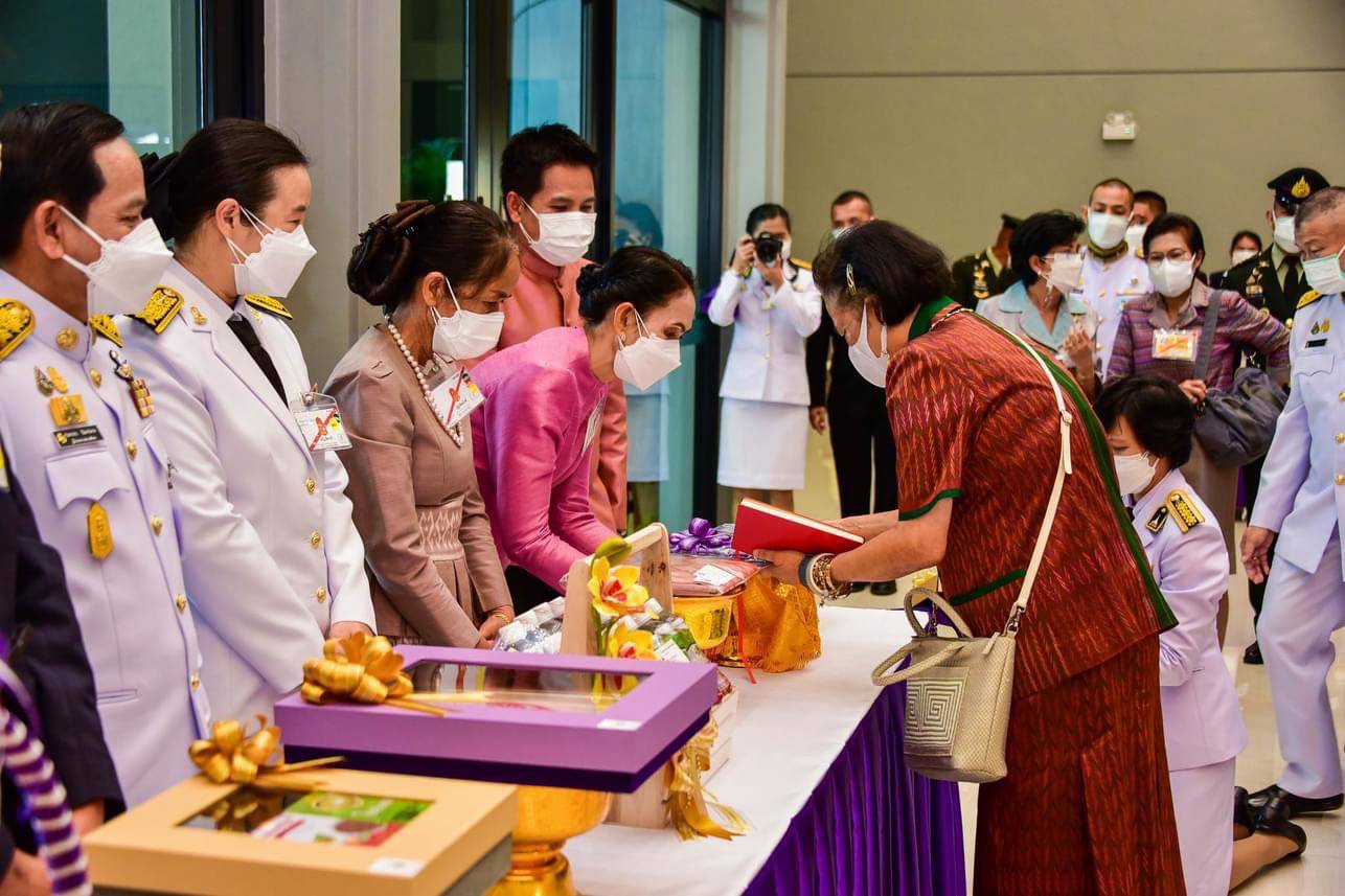 พช.มหาสารคาม พร้อมด้วย กลุ่ม OTOP กลุ่มผลิตภัณฑ์ชุมชนในเขตเทศบาลเมืองมหาสารคาม และโรงเรียนในเขตเทศบาลเมืองมหาสารคาม เฝ้ารับเสด็จ สมเด็จพระกนิษฐาธิราชเจ้า กรมสมเด็จพระเทพรัตนราชสุดา ฯ สยามบรมราชกุมารี พร้อมนำผลิตภัณฑ์ OTOP จัดแสดงในงานพระราชทานปริญญาบัตรแก่ผู้สำเร็จการศึกษาจากมหาวิทยาลัยมหาสารคาม