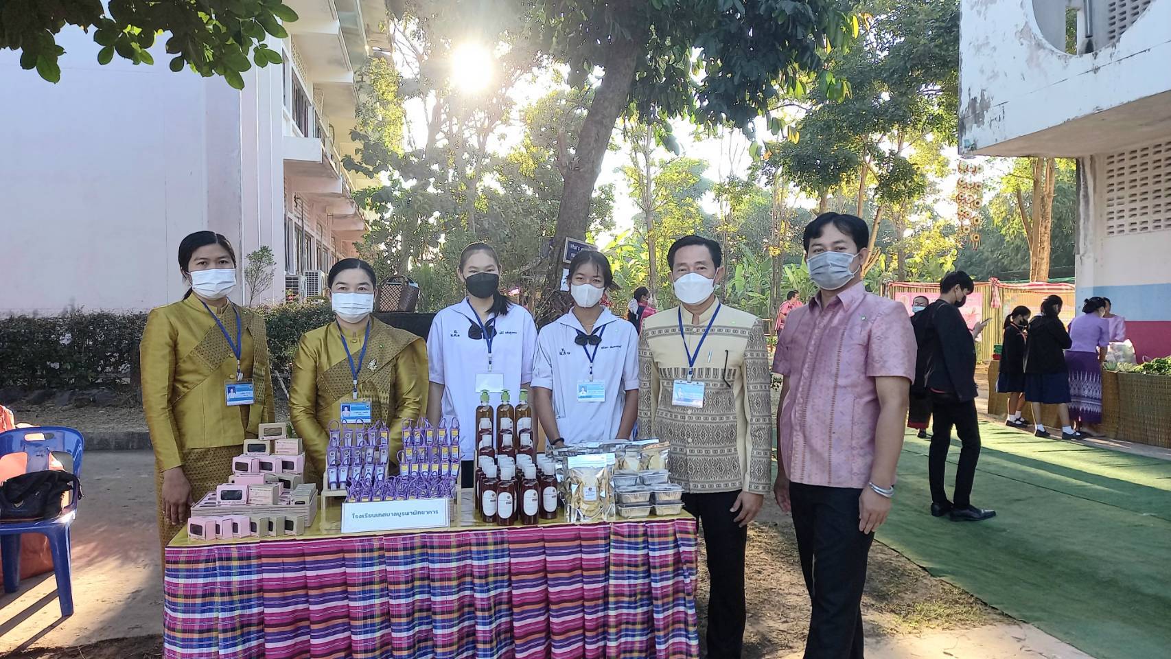 พช.มหาสารคาม พร้อมด้วย กลุ่ม OTOP กลุ่มผลิตภัณฑ์ชุมชนในเขตเทศบาลเมืองมหาสารคาม และโรงเรียนในเขตเทศบาลเมืองมหาสารคาม เฝ้ารับเสด็จ สมเด็จพระกนิษฐาธิราชเจ้า กรมสมเด็จพระเทพรัตนราชสุดา ฯ สยามบรมราชกุมารี พร้อมนำผลิตภัณฑ์ OTOP จัดแสดงในงานพระราชทานปริญญาบัตรแก่ผู้สำเร็จการศึกษาจากมหาวิทยาลัยมหาสารคาม