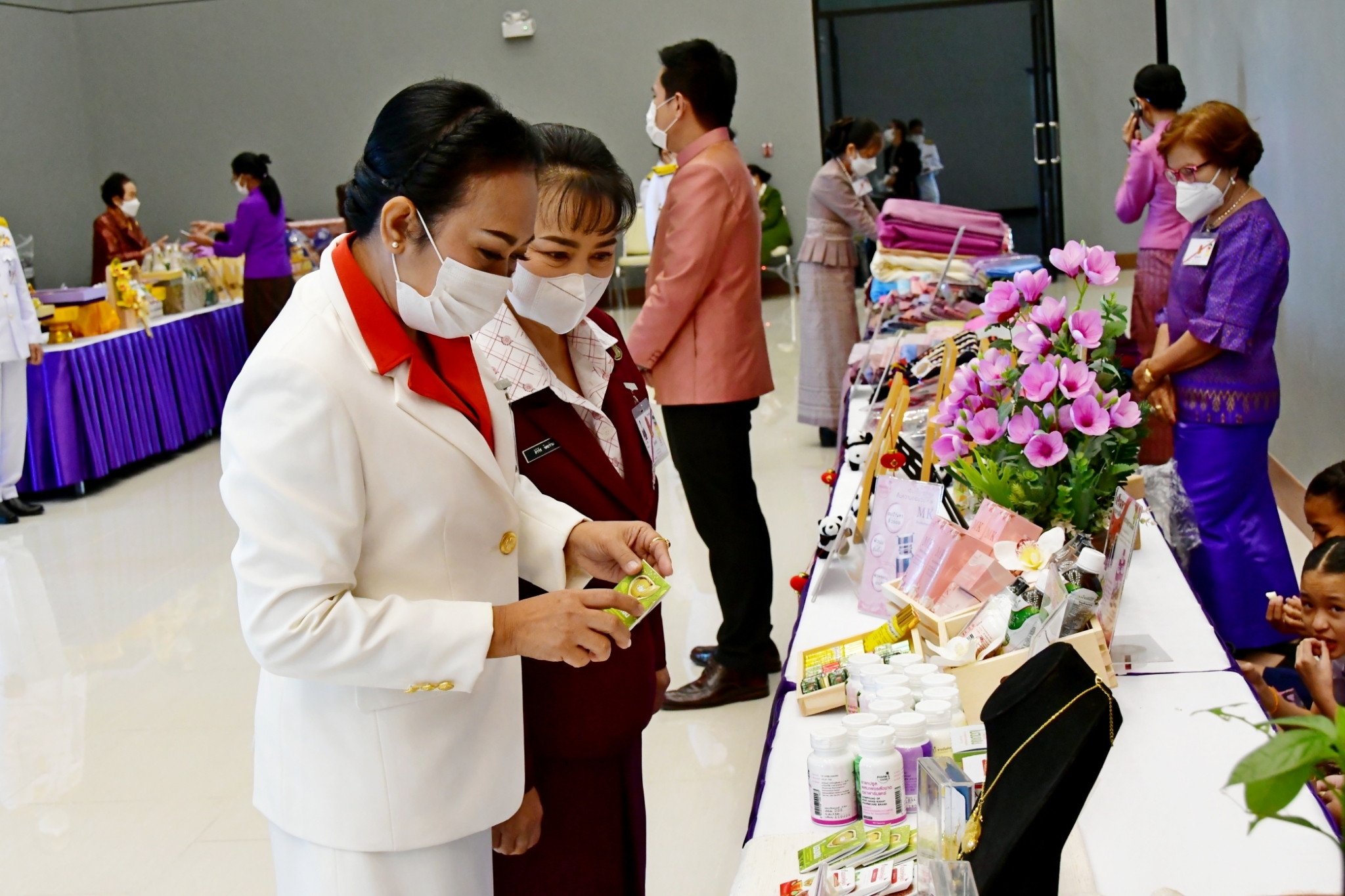 พช.มหาสารคาม พร้อมด้วย กลุ่ม OTOP กลุ่มผลิตภัณฑ์ชุมชนในเขตเทศบาลเมืองมหาสารคาม และโรงเรียนในเขตเทศบาลเมืองมหาสารคาม เฝ้ารับเสด็จ สมเด็จพระกนิษฐาธิราชเจ้า กรมสมเด็จพระเทพรัตนราชสุดา ฯ สยามบรมราชกุมารี พร้อมนำผลิตภัณฑ์ OTOP จัดแสดงในงานพระราชทานปริญญาบัตรแก่ผู้สำเร็จการศึกษาจากมหาวิทยาลัยมหาสารคาม