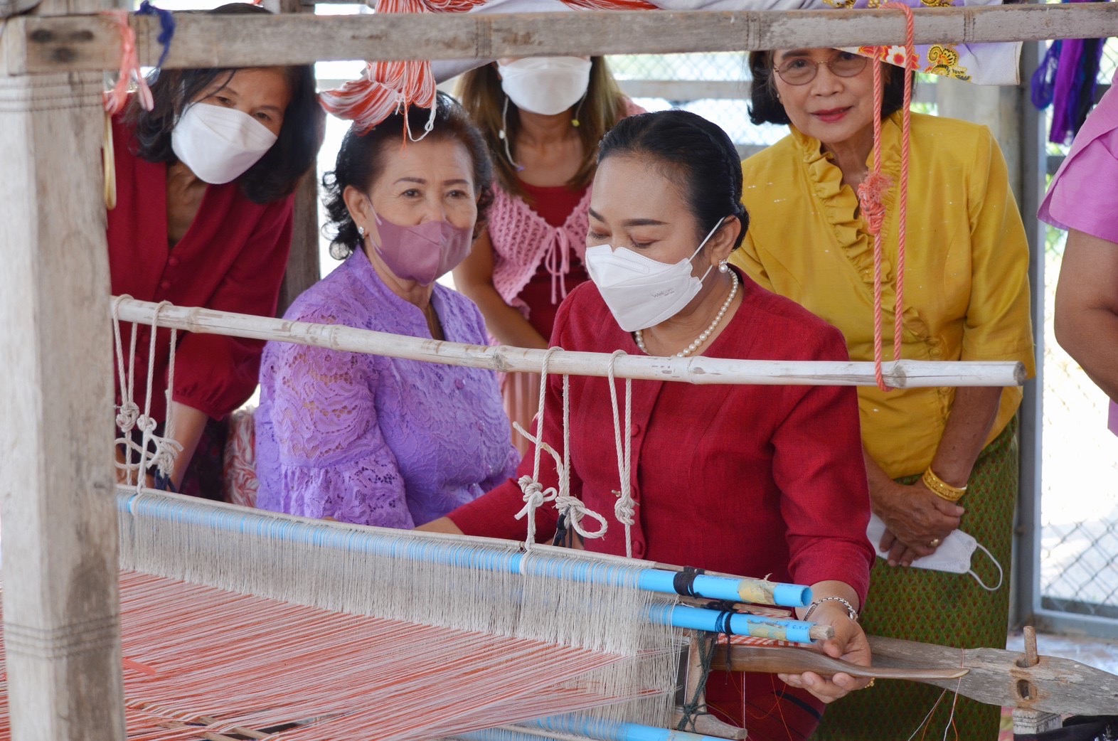ประธานแม่บ้านมหาดไทยจังหวัดมหาสารคาม ลงพื้นที่ตรวจเยี่ยมและให้กำลังใจกลุ่มทอผ้าอำเภอเมืองมหาสารคาม