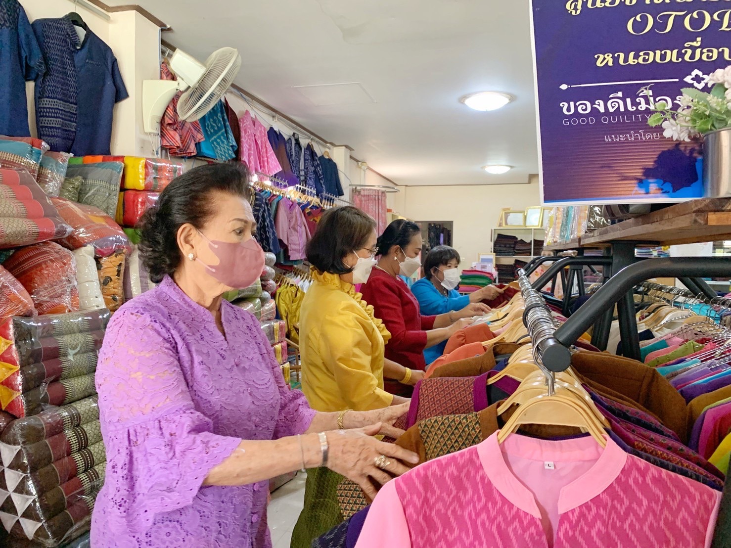 ประธานแม่บ้านมหาดไทยจังหวัดมหาสารคาม ลงพื้นที่ตรวจเยี่ยมและให้กำลังใจกลุ่มทอผ้าอำเภอเมืองมหาสารคาม