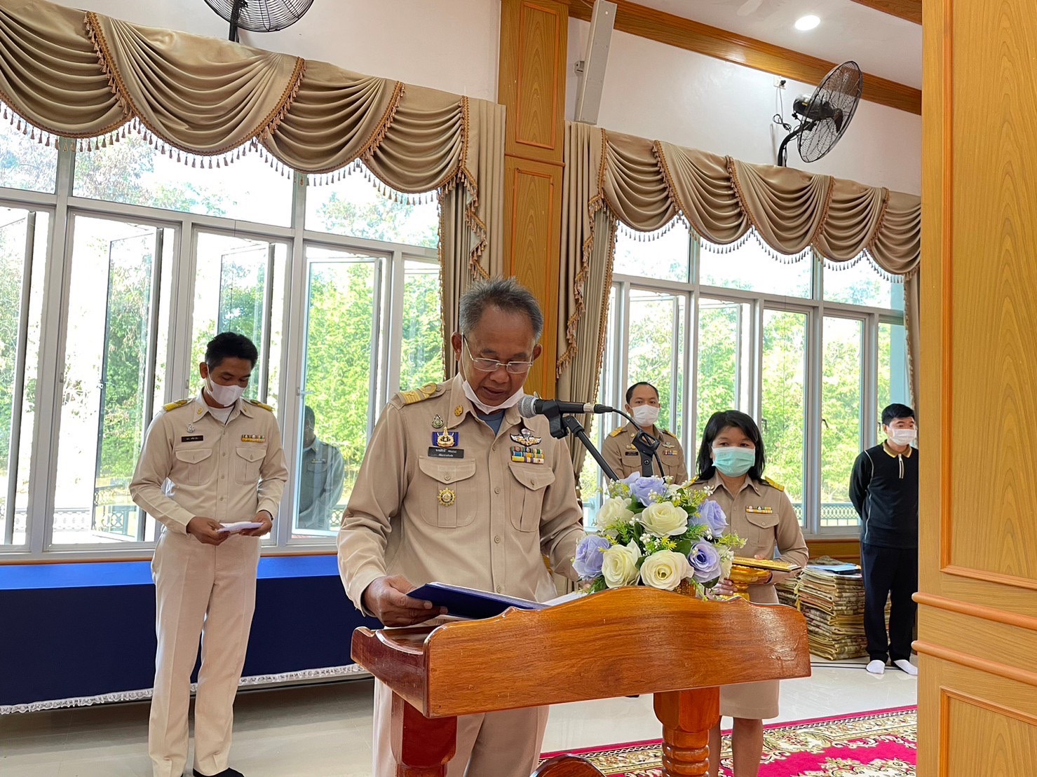 พช.มหาสารคาม จัดพิธีมอบเกียรติบัตร ผู้ชนะการประกวดศิลปิน OTOP ปีงบประมาณ พ.ศ. 2565 ในที่ประชุมคณะกรมการจังหวัดมหาสารคาม ประจำเดือนธันวาคม 2565