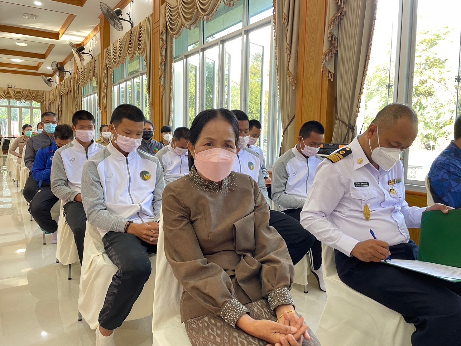 พช.มหาสารคาม จัดพิธีมอบเกียรติบัตร ผู้ชนะการประกวดศิลปิน OTOP ปีงบประมาณ พ.ศ. 2565 ในที่ประชุมคณะกรมการจังหวัดมหาสารคาม ประจำเดือนธันวาคม 2565