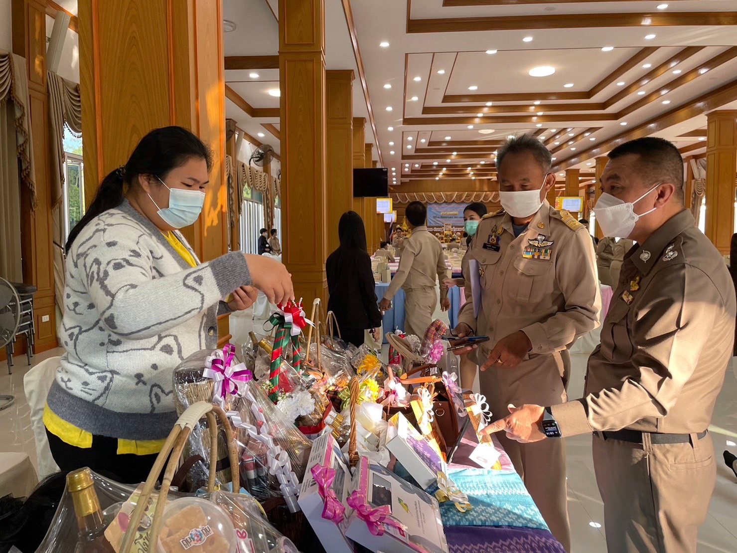 พช.มหาสารคาม จัดพิธีมอบเกียรติบัตร ผู้ชนะการประกวดศิลปิน OTOP ปีงบประมาณ พ.ศ. 2565 ในที่ประชุมคณะกรมการจังหวัดมหาสารคาม ประจำเดือนธันวาคม 2565