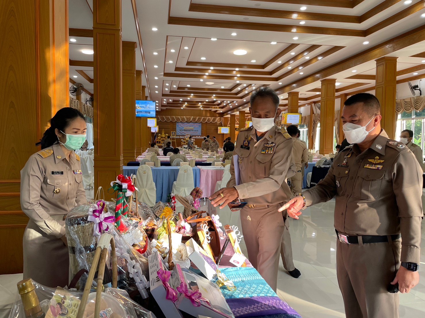 พช.มหาสารคาม จัดพิธีมอบเกียรติบัตร ผู้ชนะการประกวดศิลปิน OTOP ปีงบประมาณ พ.ศ. 2565 ในที่ประชุมคณะกรมการจังหวัดมหาสารคาม ประจำเดือนธันวาคม 2565