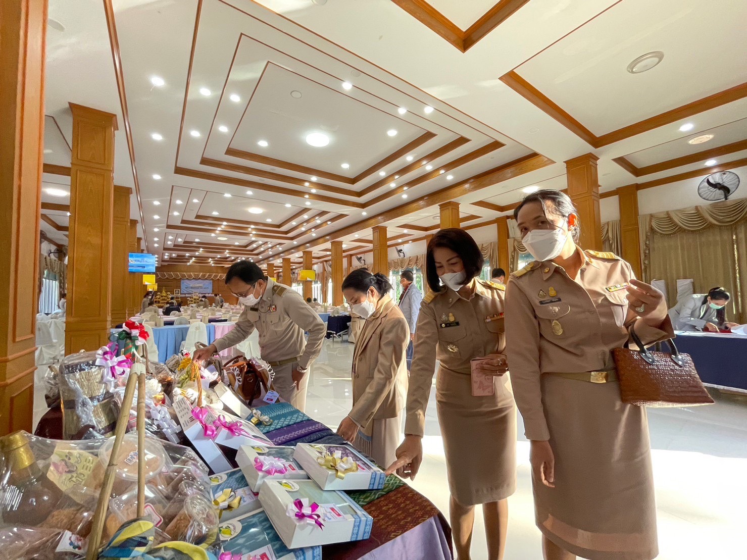 พช.มหาสารคาม จัดพิธีมอบเกียรติบัตร ผู้ชนะการประกวดศิลปิน OTOP ปีงบประมาณ พ.ศ. 2565 ในที่ประชุมคณะกรมการจังหวัดมหาสารคาม ประจำเดือนธันวาคม 2565