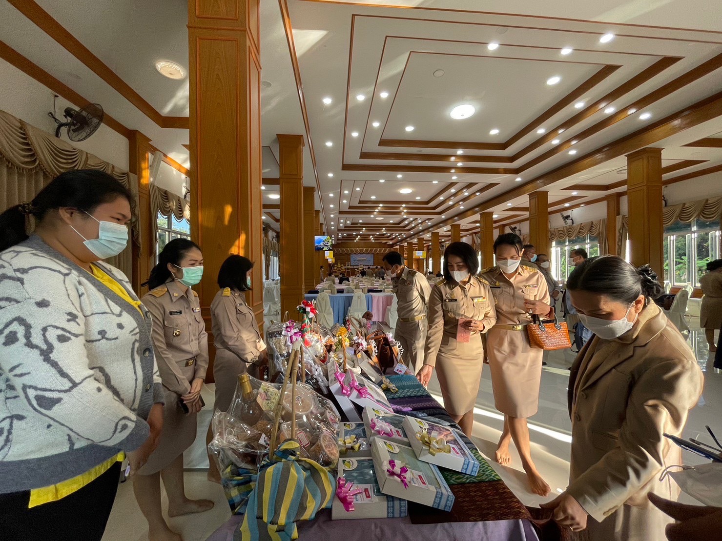 พช.มหาสารคาม จัดพิธีมอบเกียรติบัตร ผู้ชนะการประกวดศิลปิน OTOP ปีงบประมาณ พ.ศ. 2565 ในที่ประชุมคณะกรมการจังหวัดมหาสารคาม ประจำเดือนธันวาคม 2565
