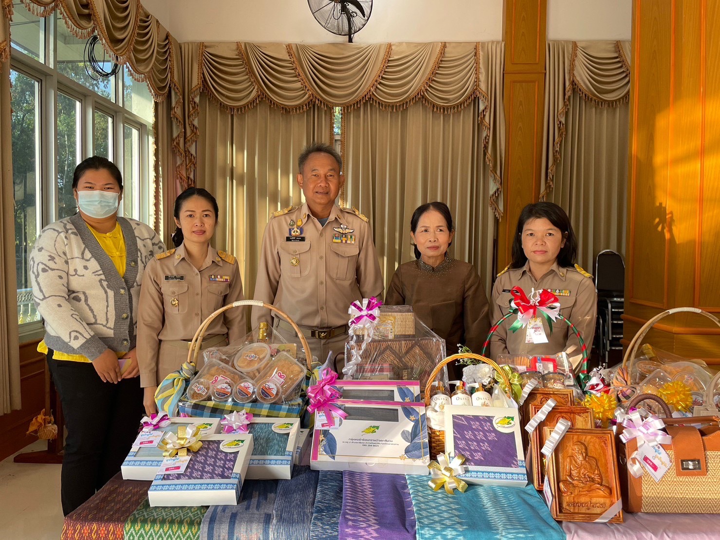 พช.มหาสารคาม จัดพิธีมอบเกียรติบัตร ผู้ชนะการประกวดศิลปิน OTOP ปีงบประมาณ พ.ศ. 2565 ในที่ประชุมคณะกรมการจังหวัดมหาสารคาม ประจำเดือนธันวาคม 2565