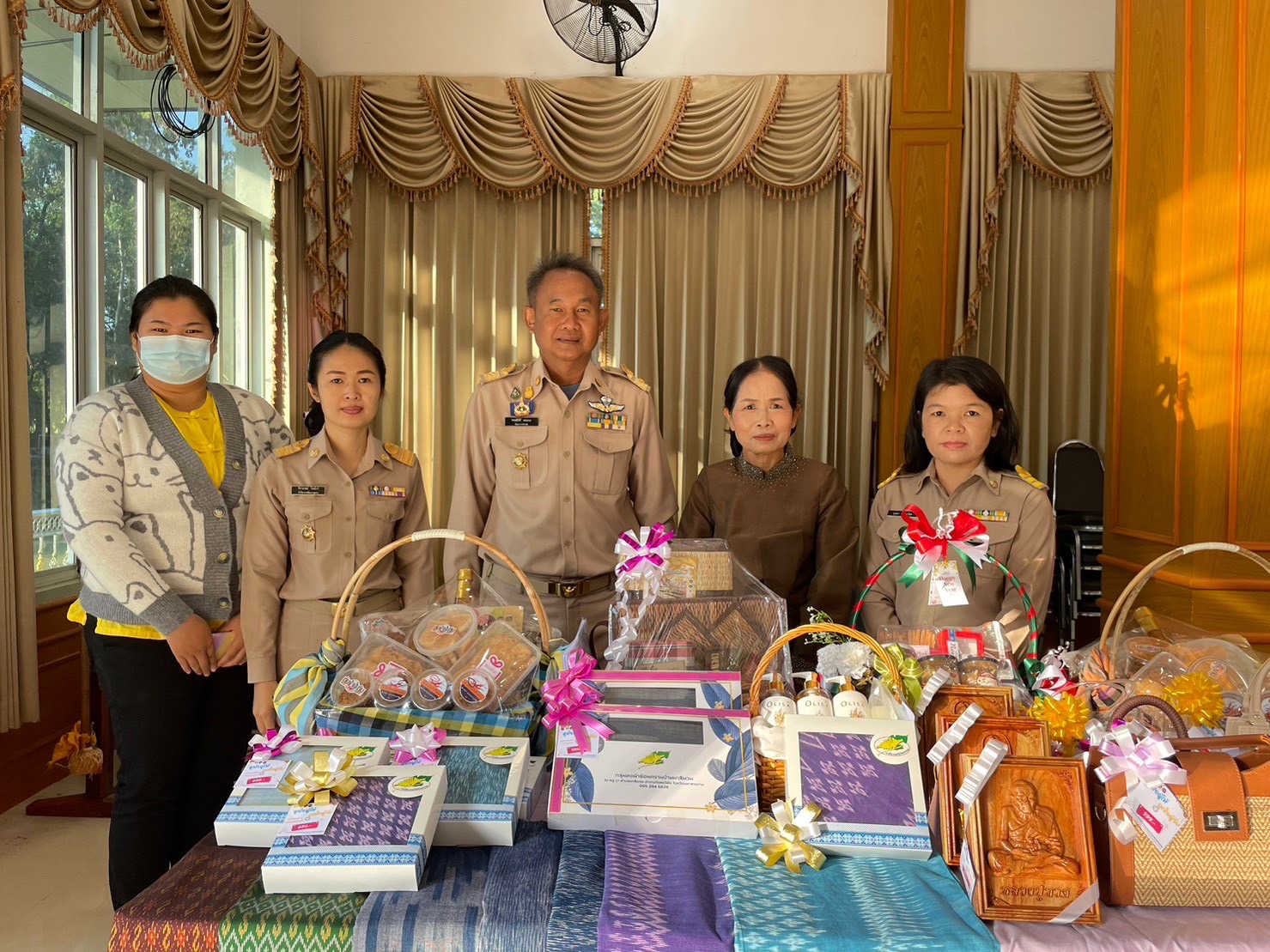 พช.มหาสารคาม จัดพิธีมอบเกียรติบัตร ผู้ชนะการประกวดศิลปิน OTOP ปีงบประมาณ พ.ศ. 2565 ในที่ประชุมคณะกรมการจังหวัดมหาสารคาม ประจำเดือนธันวาคม 2565