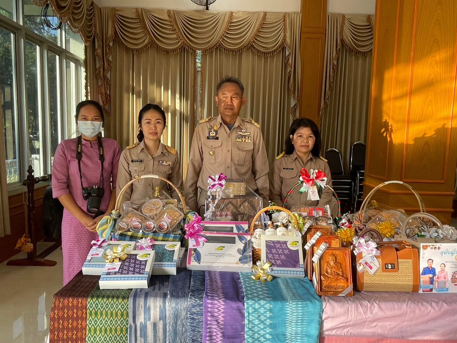 พช.มหาสารคาม จัดพิธีมอบเกียรติบัตร ผู้ชนะการประกวดศิลปิน OTOP ปีงบประมาณ พ.ศ. 2565 ในที่ประชุมคณะกรมการจังหวัดมหาสารคาม ประจำเดือนธันวาคม 2565