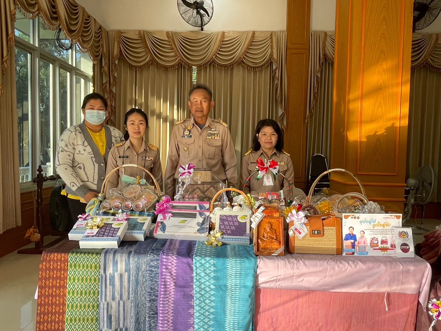 พช.มหาสารคาม จัดพิธีมอบเกียรติบัตร ผู้ชนะการประกวดศิลปิน OTOP ปีงบประมาณ พ.ศ. 2565 ในที่ประชุมคณะกรมการจังหวัดมหาสารคาม ประจำเดือนธันวาคม 2565