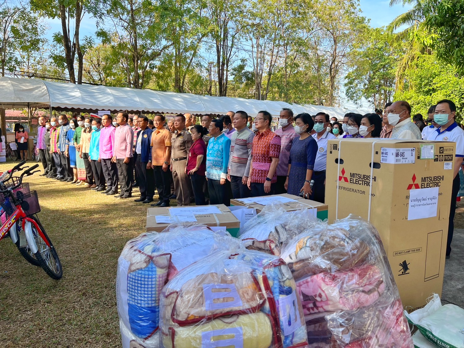 พช.มหาสารคาม ร่วมมอบเงินสดและสิ่งของบริจาคในกิจกรรม “วันรวมน้ำใจให้กาชาด จังหวัดมหาสารคาม”