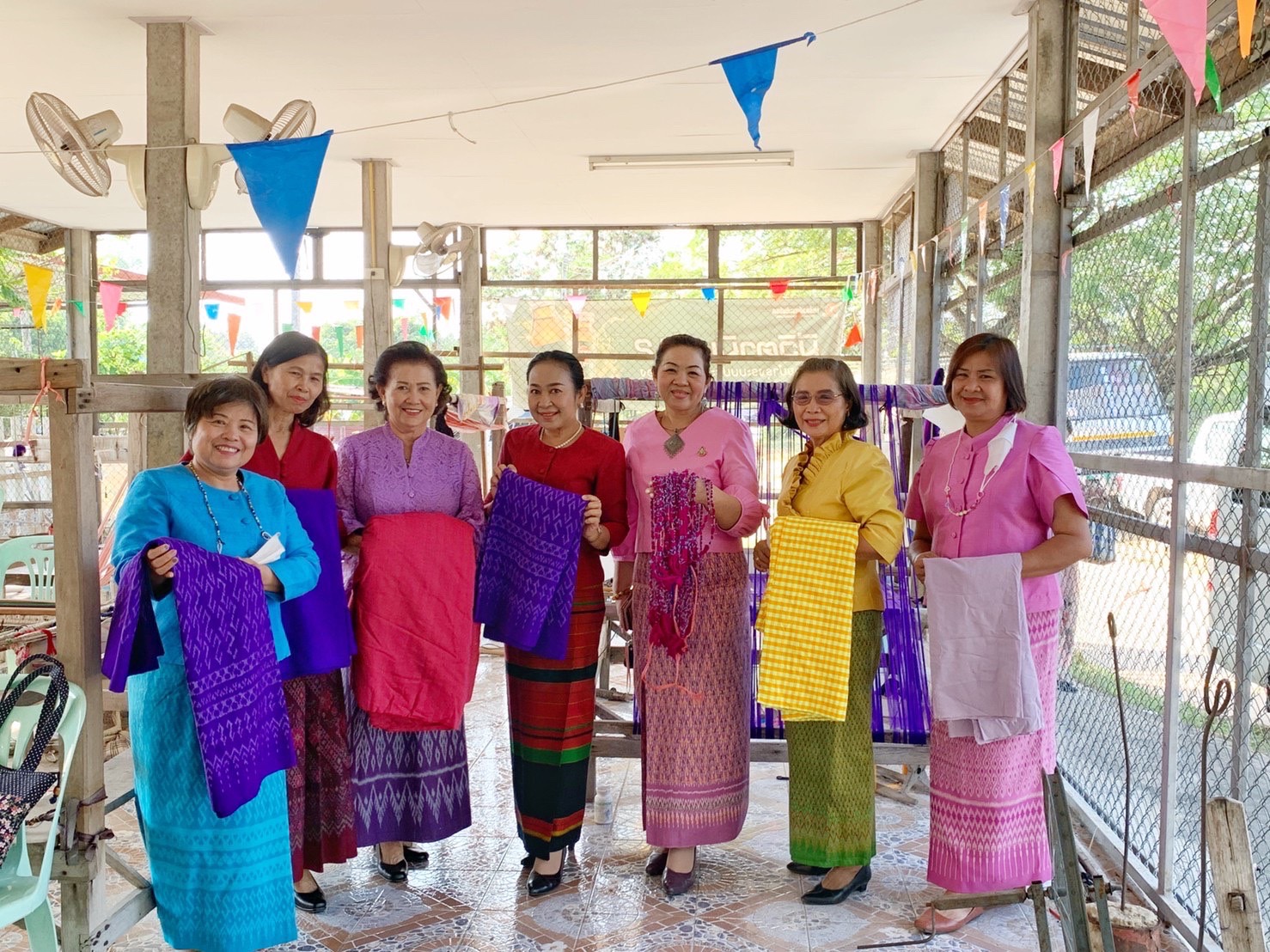 ประธานแม่บ้านมหาดไทยจังหวัดมหาสารคาม ลงพื้นที่ตรวจเยี่ยมและให้กำลังใจกลุ่มทอผ้าอำเภอเมืองมหาสารคาม
