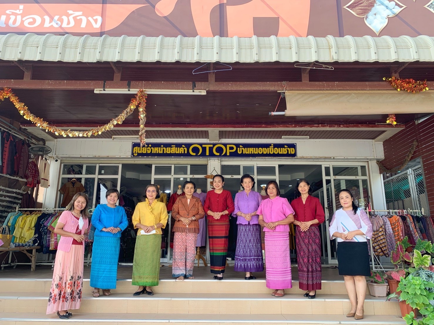 ประธานแม่บ้านมหาดไทยจังหวัดมหาสารคาม ลงพื้นที่ตรวจเยี่ยมและให้กำลังใจกลุ่มทอผ้าอำเภอเมืองมหาสารคาม