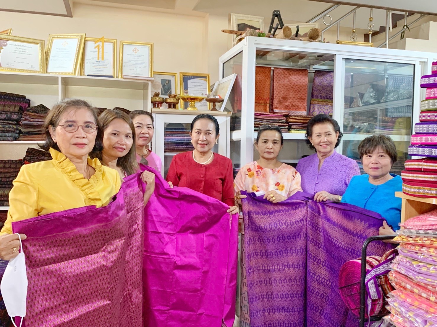 ประธานแม่บ้านมหาดไทยจังหวัดมหาสารคาม ลงพื้นที่ตรวจเยี่ยมและให้กำลังใจกลุ่มทอผ้าอำเภอเมืองมหาสารคาม