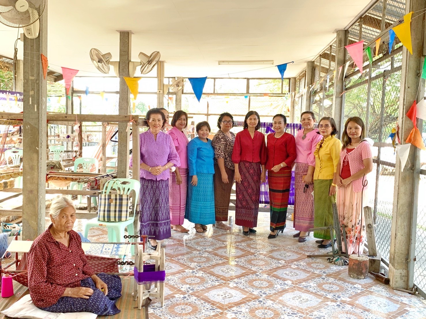 ประธานแม่บ้านมหาดไทยจังหวัดมหาสารคาม ลงพื้นที่ตรวจเยี่ยมและให้กำลังใจกลุ่มทอผ้าอำเภอเมืองมหาสารคาม