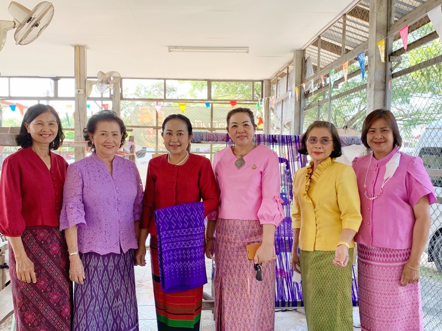ประธานแม่บ้านมหาดไทยจังหวัดมหาสารคาม ลงพื้นที่ตรวจเยี่ยมและให้กำลังใจกลุ่มทอผ้าอำเภอเมืองมหาสารคาม