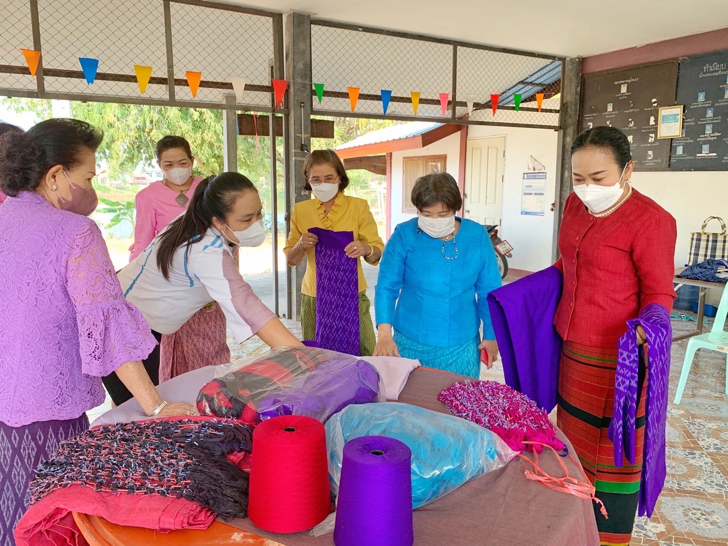 ประธานแม่บ้านมหาดไทยจังหวัดมหาสารคาม ลงพื้นที่ตรวจเยี่ยมและให้กำลังใจกลุ่มทอผ้าอำเภอเมืองมหาสารคาม
