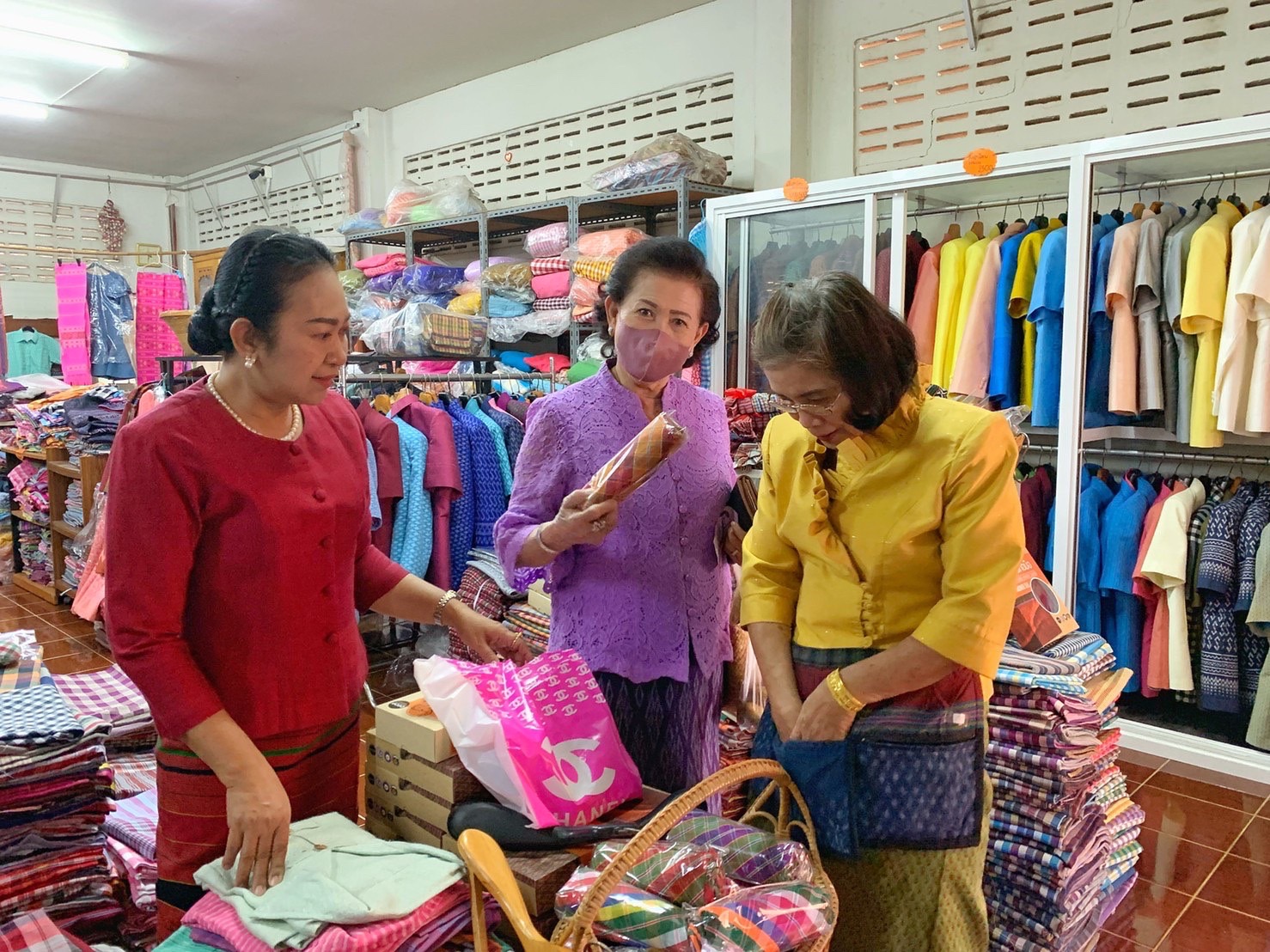 ประธานแม่บ้านมหาดไทยจังหวัดมหาสารคาม ลงพื้นที่ตรวจเยี่ยมและให้กำลังใจกลุ่มทอผ้าอำเภอเมืองมหาสารคาม