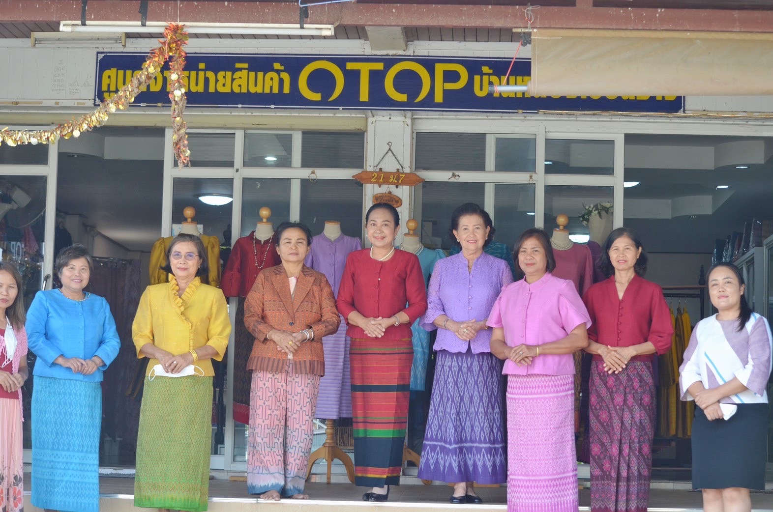 ประธานแม่บ้านมหาดไทยจังหวัดมหาสารคาม ลงพื้นที่ตรวจเยี่ยมและให้กำลังใจกลุ่มทอผ้าอำเภอเมืองมหาสารคาม