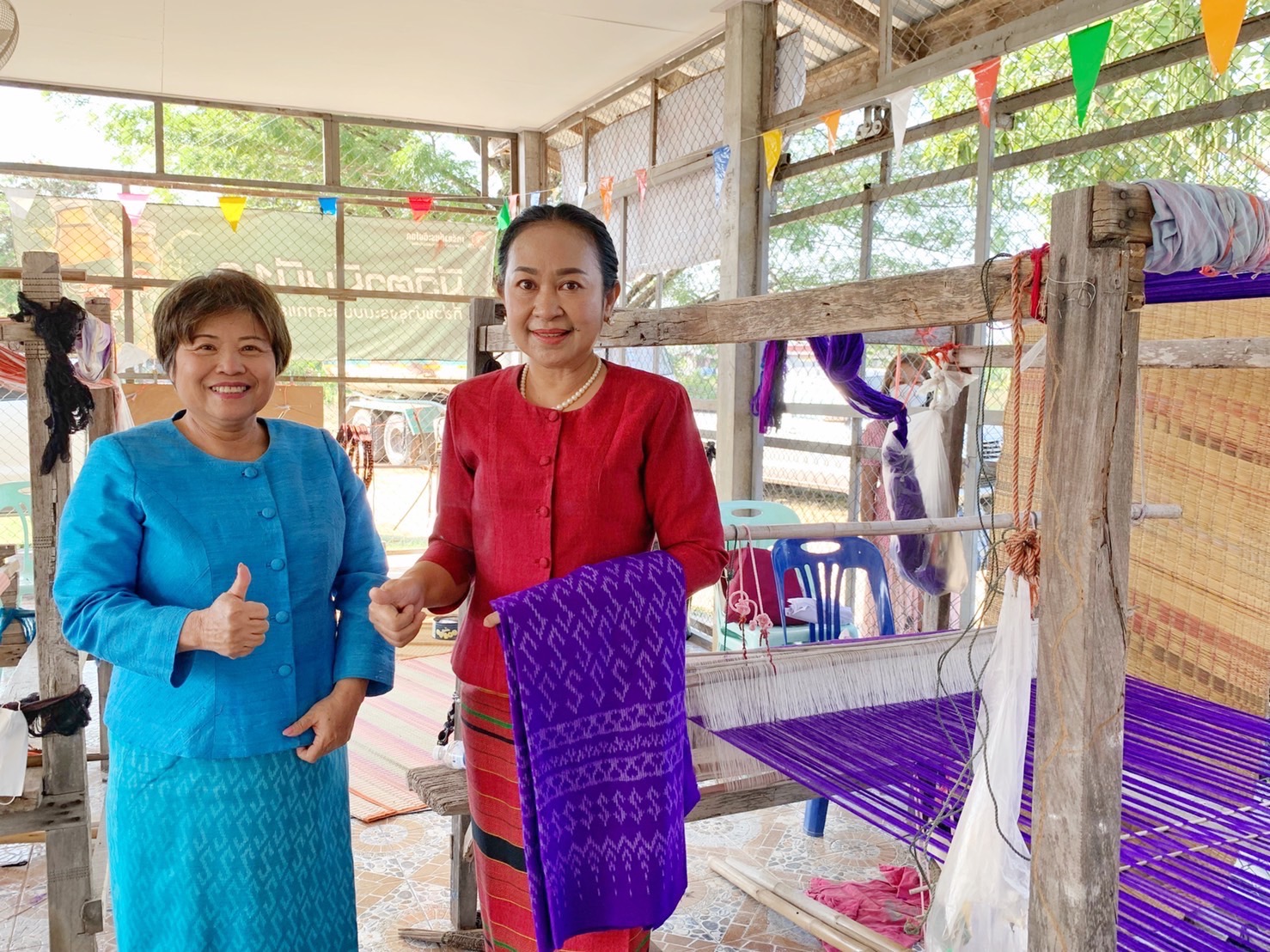 ประธานแม่บ้านมหาดไทยจังหวัดมหาสารคาม ลงพื้นที่ตรวจเยี่ยมและให้กำลังใจกลุ่มทอผ้าอำเภอเมืองมหาสารคาม