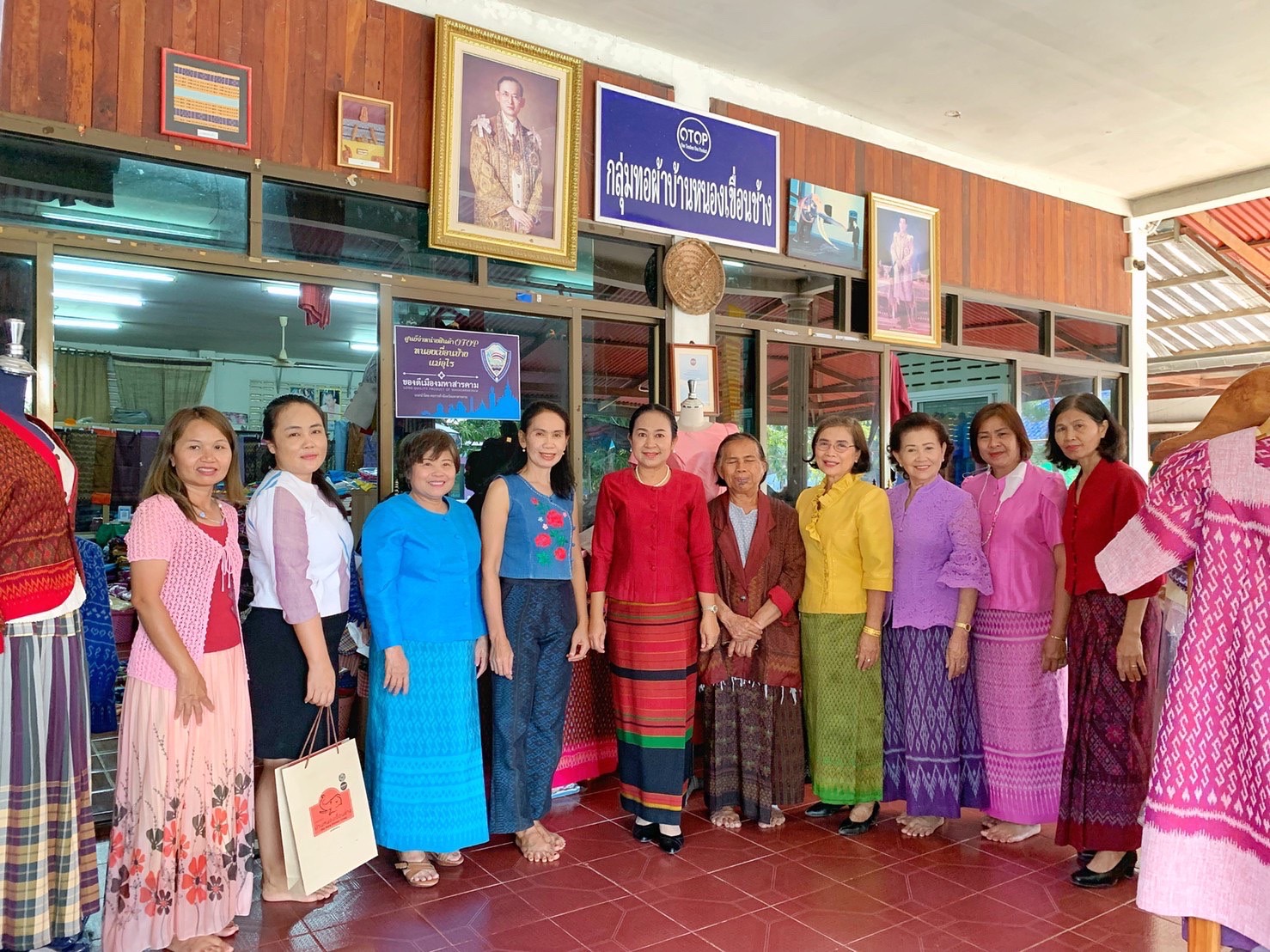 ประธานแม่บ้านมหาดไทยจังหวัดมหาสารคาม ลงพื้นที่ตรวจเยี่ยมและให้กำลังใจกลุ่มทอผ้าอำเภอเมืองมหาสารคาม