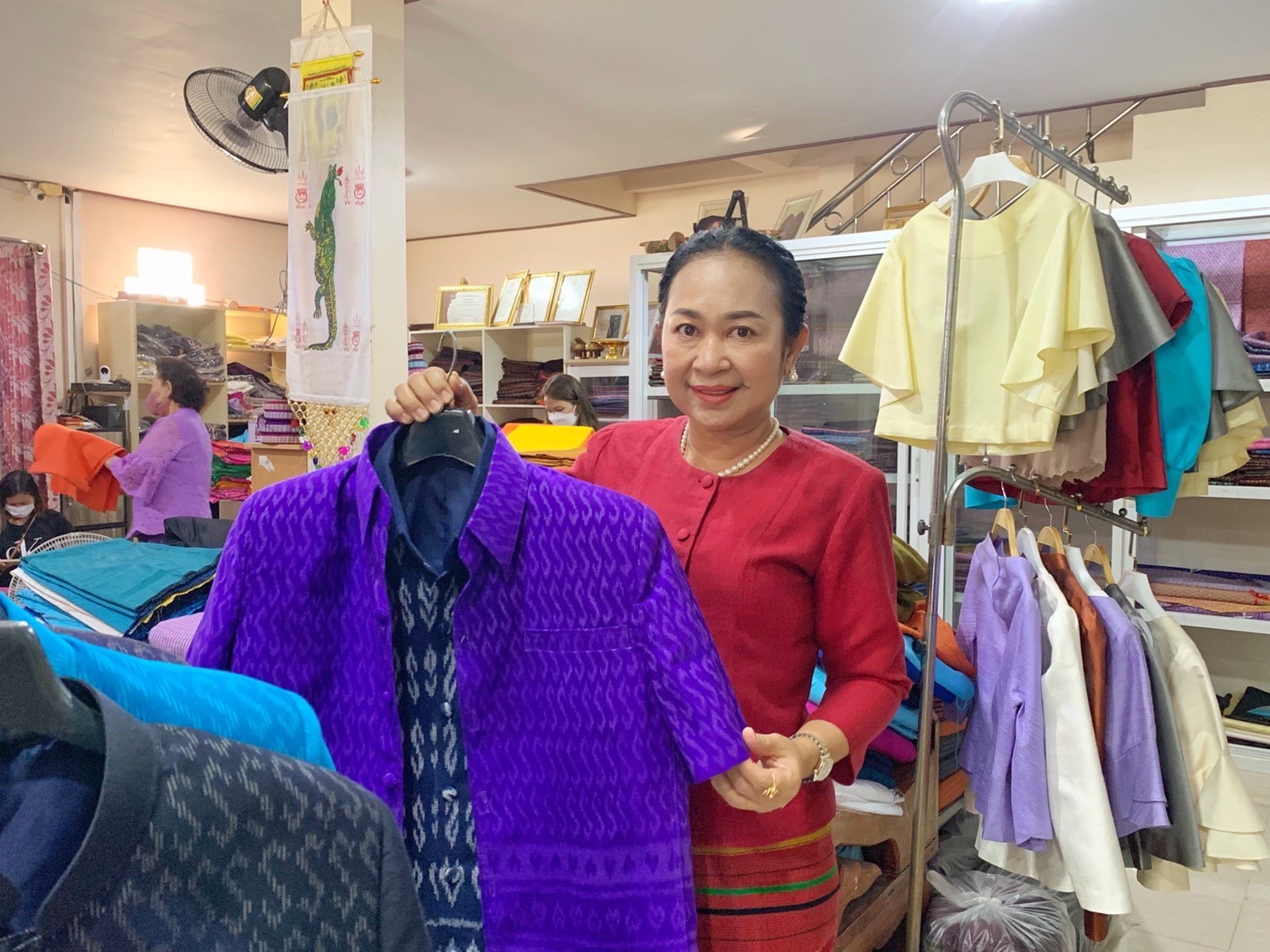 ประธานแม่บ้านมหาดไทยจังหวัดมหาสารคาม ลงพื้นที่ตรวจเยี่ยมและให้กำลังใจกลุ่มทอผ้าอำเภอเมืองมหาสารคาม