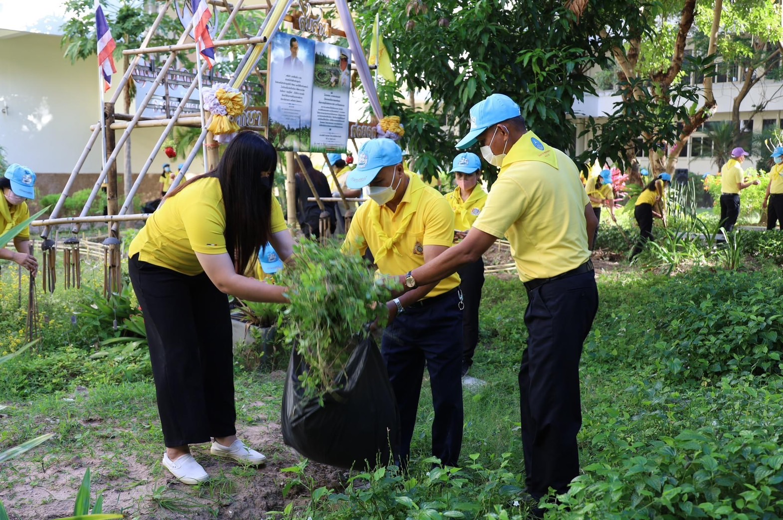 พช.มหาสารคาม ร่วมกิจกรรมจิตอาสาปรับปรุงภูมิทัศน์ลานจตุรมุข ศาลากลางจังหวัดมหาสารคาม