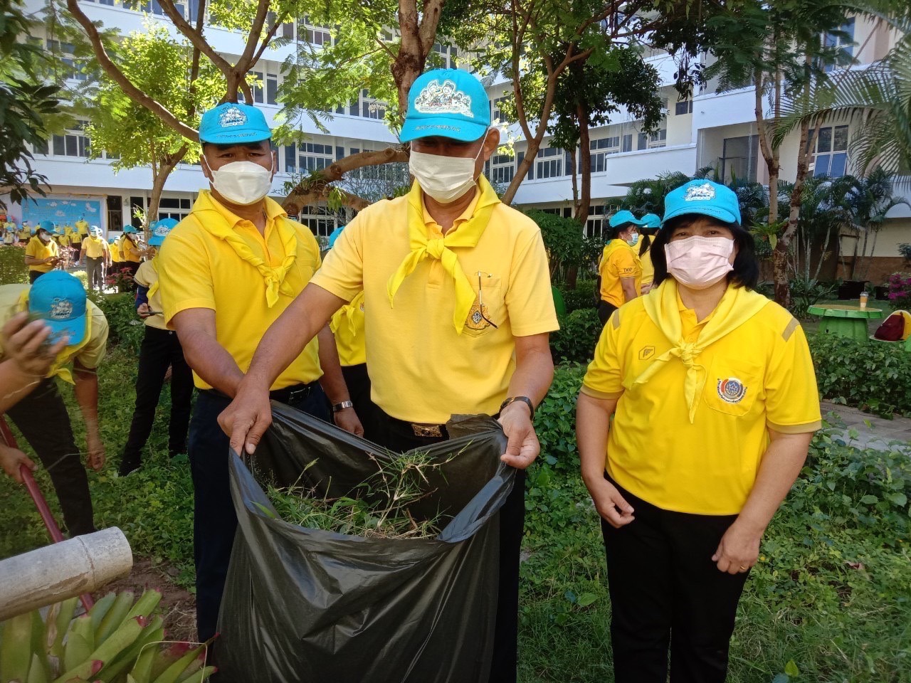 พช.มหาสารคาม ร่วมกิจกรรมจิตอาสาปรับปรุงภูมิทัศน์ลานจตุรมุข ศาลากลางจังหวัดมหาสารคาม