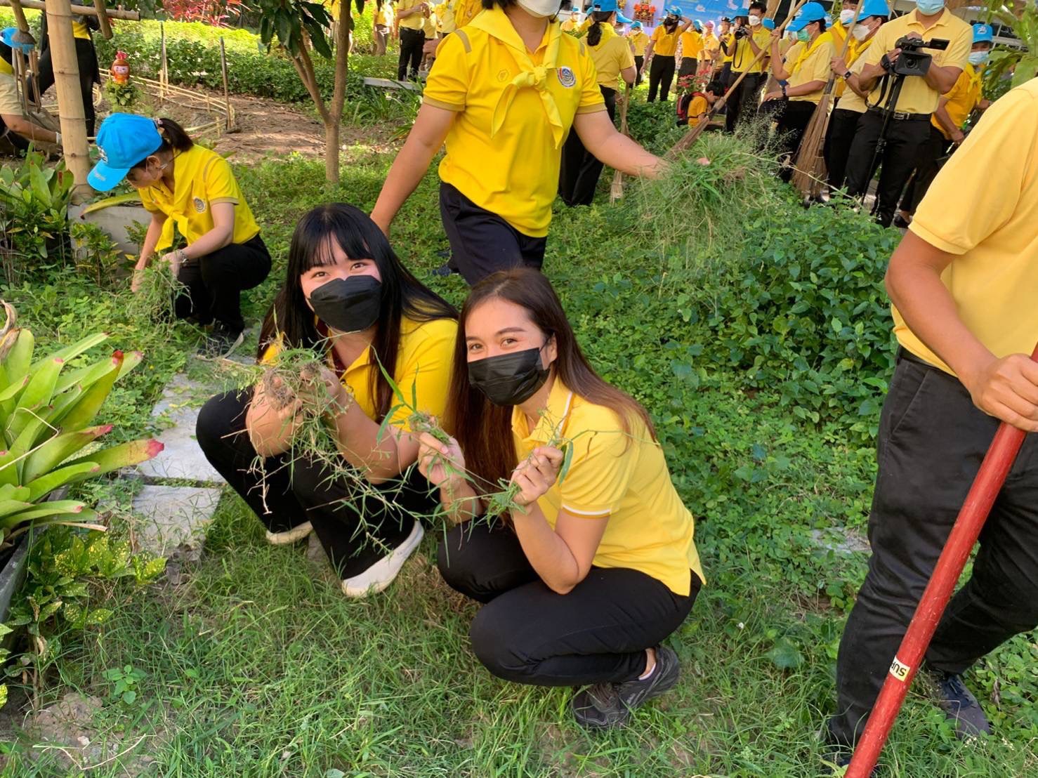 พช.มหาสารคาม ร่วมกิจกรรมจิตอาสาปรับปรุงภูมิทัศน์ลานจตุรมุข ศาลากลางจังหวัดมหาสารคาม