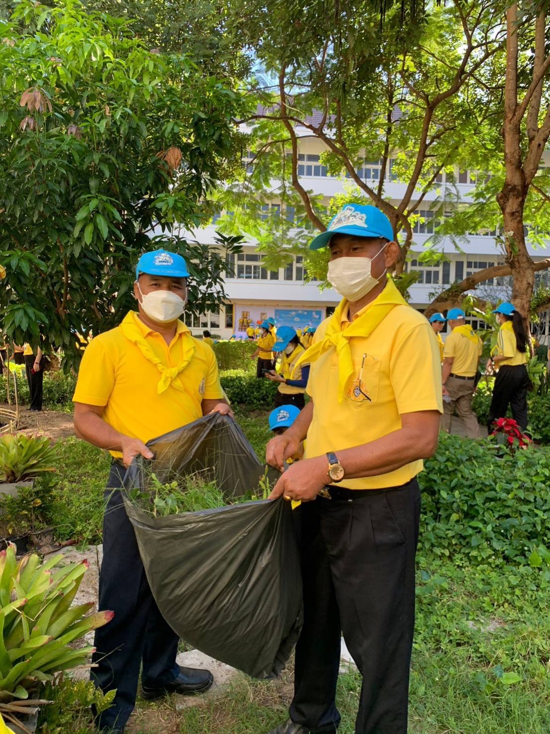 พช.มหาสารคาม ร่วมกิจกรรมจิตอาสาปรับปรุงภูมิทัศน์ลานจตุรมุข ศาลากลางจังหวัดมหาสารคาม