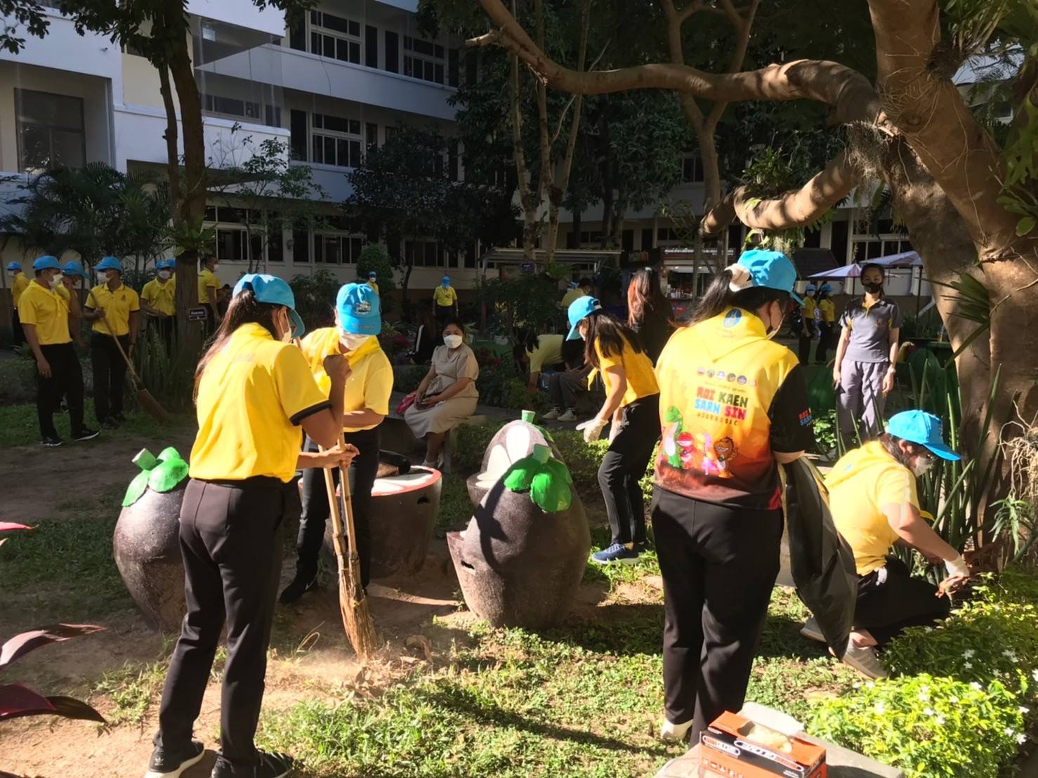 พช.มหาสารคาม ร่วมกิจกรรมจิตอาสาปรับปรุงภูมิทัศน์ลานจตุรมุข ศาลากลางจังหวัดมหาสารคาม