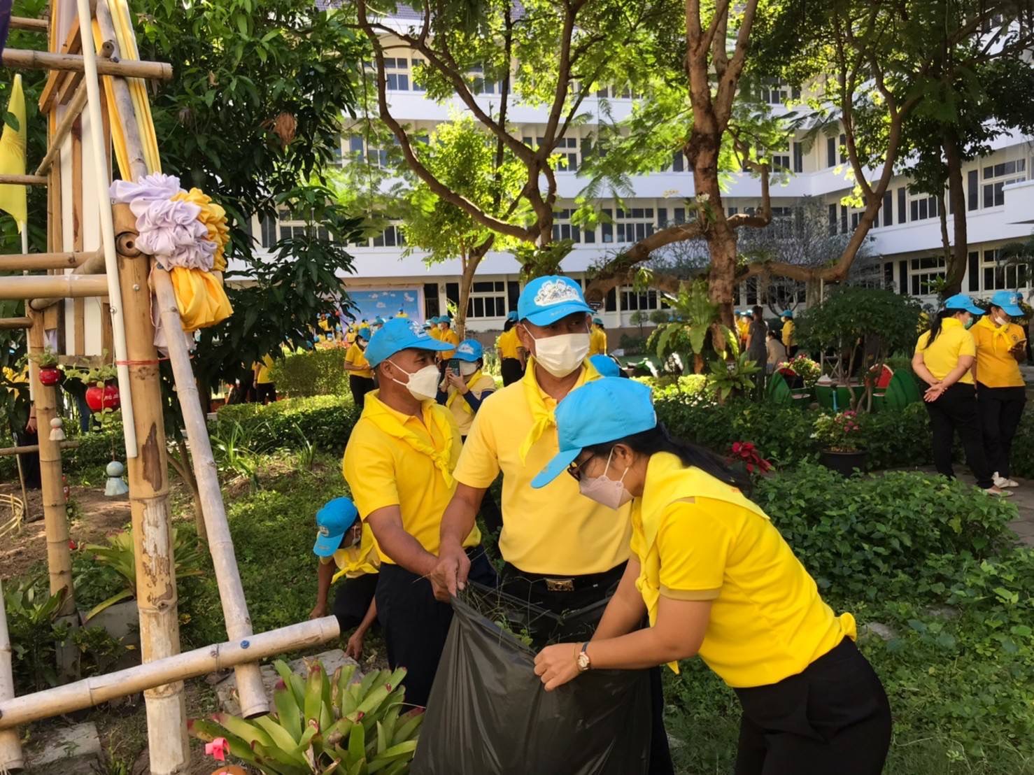 พช.มหาสารคาม ร่วมกิจกรรมจิตอาสาปรับปรุงภูมิทัศน์ลานจตุรมุข ศาลากลางจังหวัดมหาสารคาม