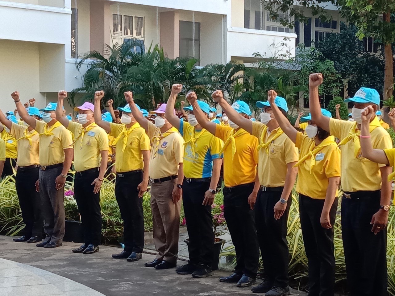 พช.มหาสารคาม ร่วมกิจกรรมจิตอาสาปรับปรุงภูมิทัศน์ลานจตุรมุข ศาลากลางจังหวัดมหาสารคาม
